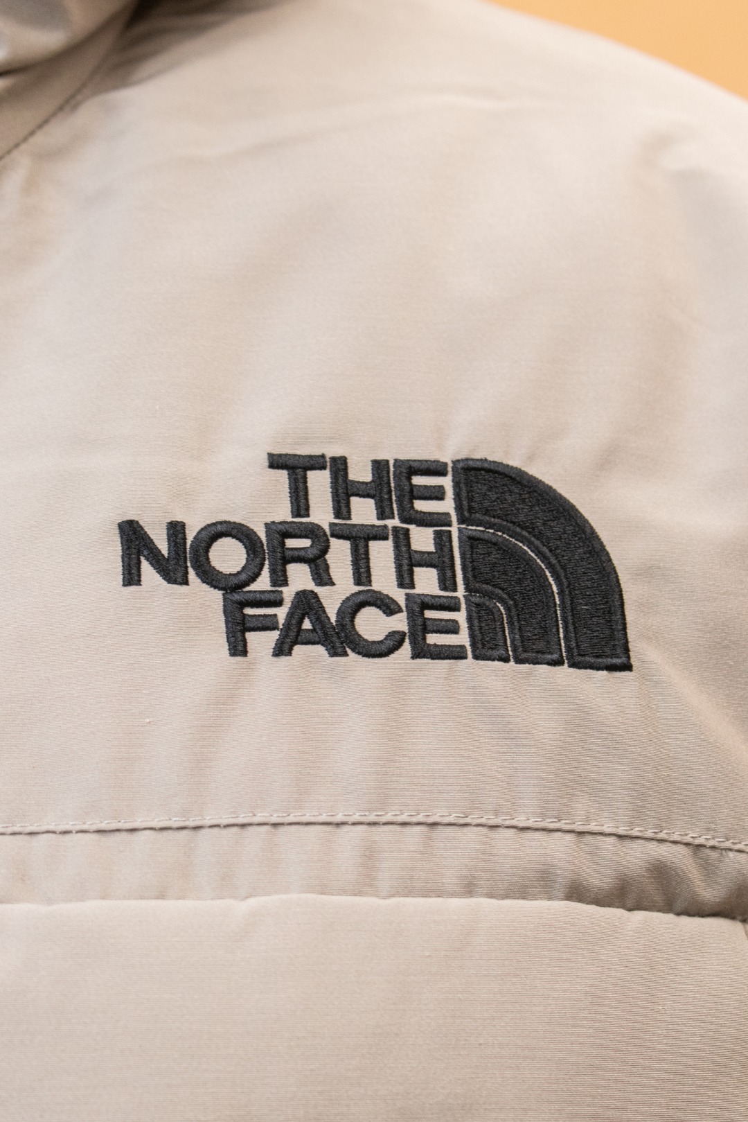 💰540 TheNorthFace丨徽标工装系列羽绒服
这款是THE NORTH FACE 巅峰之作,高端于任何一款北面羽绒服,也是户外的登山系列,爆炸厚实,一般是在户外极寒天气穿着,基本上可以抵御零下几十度的严寒了,工艺十分复杂,并非单纯一件羽绒服那么简单,保暖程度不输大鹅,今年冬天一定需要这样一件厚实的过冬。
面料+特点:
✅ 采用经联盟RDS认证的高品质鹅绒填充,轻便不厚重且压缩后的蓬松度恢复性好。( R·D·S不含任何不必要的动物伤害生产工序,从550蓬到950蓬不等,压缩性和温度重量也是衡量高品质,高填充度鹅线要指标)
✅单件成品1公斤以上,但是没有任何负重感,超级轻便,鹅绒广泛用于滑雪服,防寒服。
✅原厂高密度户外防水材质,防风耐磨,防撕裂面料。
✅ 里布380T最高标准,绝不跑绒,透气性极佳
✅ 原版辅料五金全部原厂定做,100%还原复刻品质!
✅多功能口袋,方便使用
✅内里两侧印有保养清洗说明和衣服解释
✅胸前贴饰有橡胶徽标logo
✅领口部分有防寒绒布,紧贴头颈,舒适又保暖
✅ 原版辅料五金全部原厂定做,100%还原复刻品质,背部有内置网口袋
✅ YKK吉田ISO9000品质顶级ZP拉链
工艺: 宽松版型,上身休闲舒适,为冬季户外提供保暖呵护,保暖性出色,穿着轻便不厚重。防潮,不易变形 ,容易清洁打理等特点,工艺成本极高