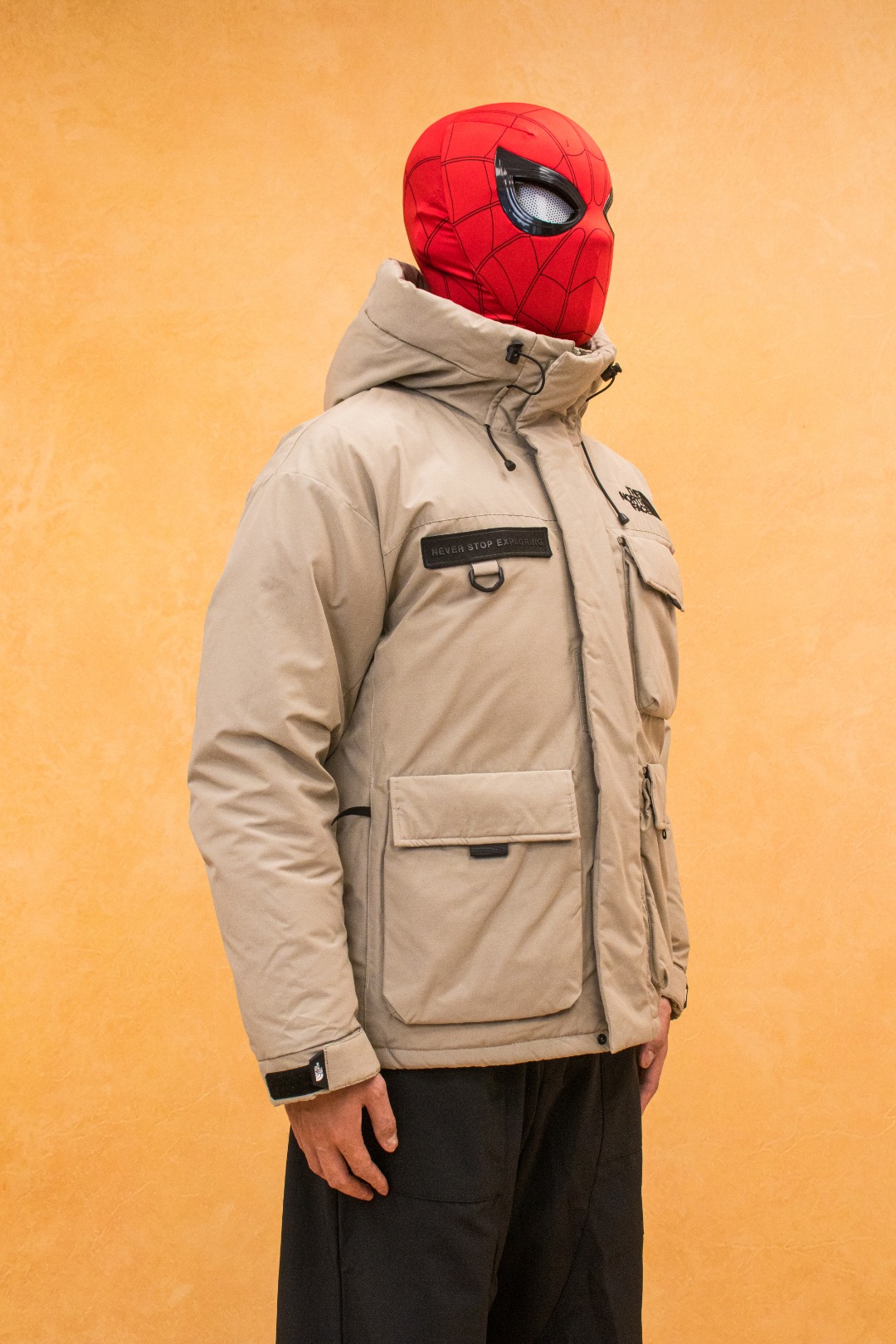 💰540 TheNorthFace丨徽标工装系列羽绒服
这款是THE NORTH FACE 巅峰之作,高端于任何一款北面羽绒服,也是户外的登山系列,爆炸厚实,一般是在户外极寒天气穿着,基本上可以抵御零下几十度的严寒了,工艺十分复杂,并非单纯一件羽绒服那么简单,保暖程度不输大鹅,今年冬天一定需要这样一件厚实的过冬。
面料+特点:
✅ 采用经联盟RDS认证的高品质鹅绒填充,轻便不厚重且压缩后的蓬松度恢复性好。( R·D·S不含任何不必要的动物伤害生产工序,从550蓬到950蓬不等,压缩性和温度重量也是衡量高品质,高填充度鹅线要指标)
✅单件成品1公斤以上,但是没有任何负重感,超级轻便,鹅绒广泛用于滑雪服,防寒服。
✅原厂高密度户外防水材质,防风耐磨,防撕裂面料。
✅ 里布380T最高标准,绝不跑绒,透气性极佳
✅ 原版辅料五金全部原厂定做,100%还原复刻品质!
✅多功能口袋,方便使用
✅内里两侧印有保养清洗说明和衣服解释
✅胸前贴饰有橡胶徽标logo
✅领口部分有防寒绒布,紧贴头颈,舒适又保暖
✅ 原版辅料五金全部原厂定做,100%还原复刻品质,背部有内置网口袋
✅ YKK吉田ISO9000品质顶级ZP拉链
工艺: 宽松版型,上身休闲舒适,为冬季户外提供保暖呵护,保暖性出色,穿着轻便不厚重。防潮,不易变形 ,容易清洁打理等特点,工艺成本极高