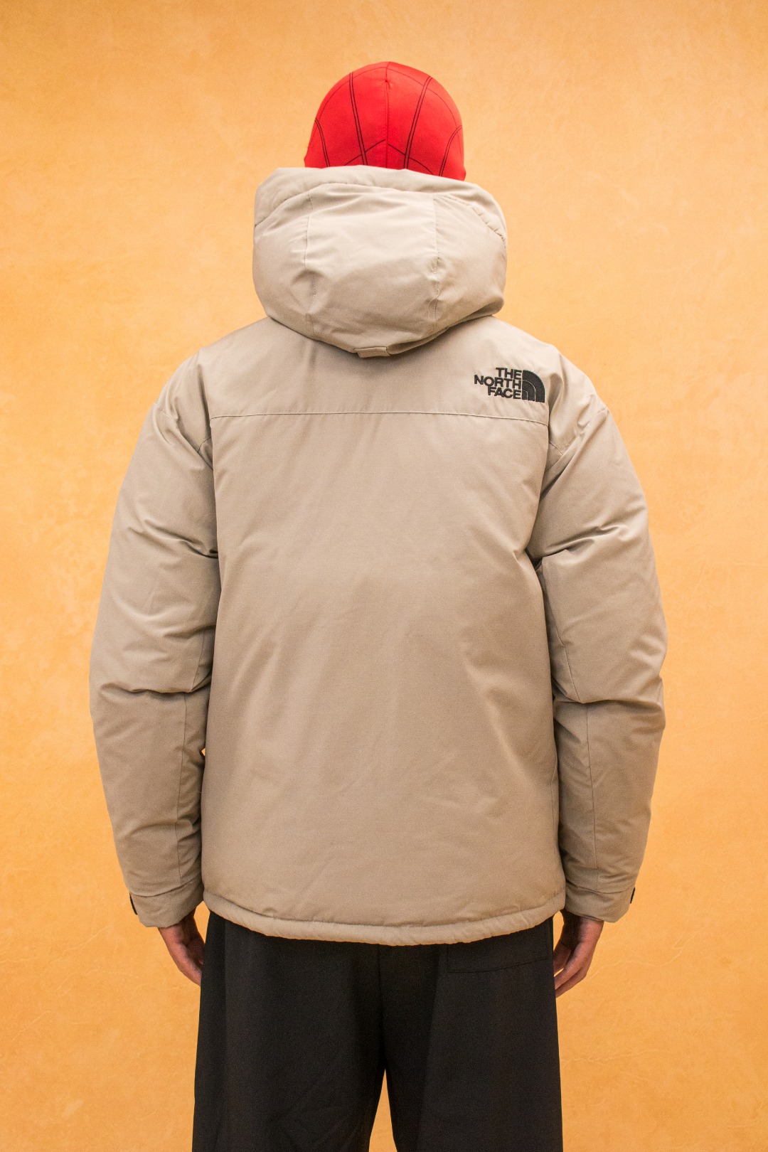 💰540 TheNorthFace丨徽标工装系列羽绒服
这款是THE NORTH FACE 巅峰之作,高端于任何一款北面羽绒服,也是户外的登山系列,爆炸厚实,一般是在户外极寒天气穿着,基本上可以抵御零下几十度的严寒了,工艺十分复杂,并非单纯一件羽绒服那么简单,保暖程度不输大鹅,今年冬天一定需要这样一件厚实的过冬。
面料+特点:
✅ 采用经联盟RDS认证的高品质鹅绒填充,轻便不厚重且压缩后的蓬松度恢复性好。( R·D·S不含任何不必要的动物伤害生产工序,从550蓬到950蓬不等,压缩性和温度重量也是衡量高品质,高填充度鹅线要指标)
✅单件成品1公斤以上,但是没有任何负重感,超级轻便,鹅绒广泛用于滑雪服,防寒服。
✅原厂高密度户外防水材质,防风耐磨,防撕裂面料。
✅ 里布380T最高标准,绝不跑绒,透气性极佳
✅ 原版辅料五金全部原厂定做,100%还原复刻品质!
✅多功能口袋,方便使用
✅内里两侧印有保养清洗说明和衣服解释
✅胸前贴饰有橡胶徽标logo
✅领口部分有防寒绒布,紧贴头颈,舒适又保暖
✅ 原版辅料五金全部原厂定做,100%还原复刻品质,背部有内置网口袋
✅ YKK吉田ISO9000品质顶级ZP拉链
工艺: 宽松版型,上身休闲舒适,为冬季户外提供保暖呵护,保暖性出色,穿着轻便不厚重。防潮,不易变形 ,容易清洁打理等特点,工艺成本极高