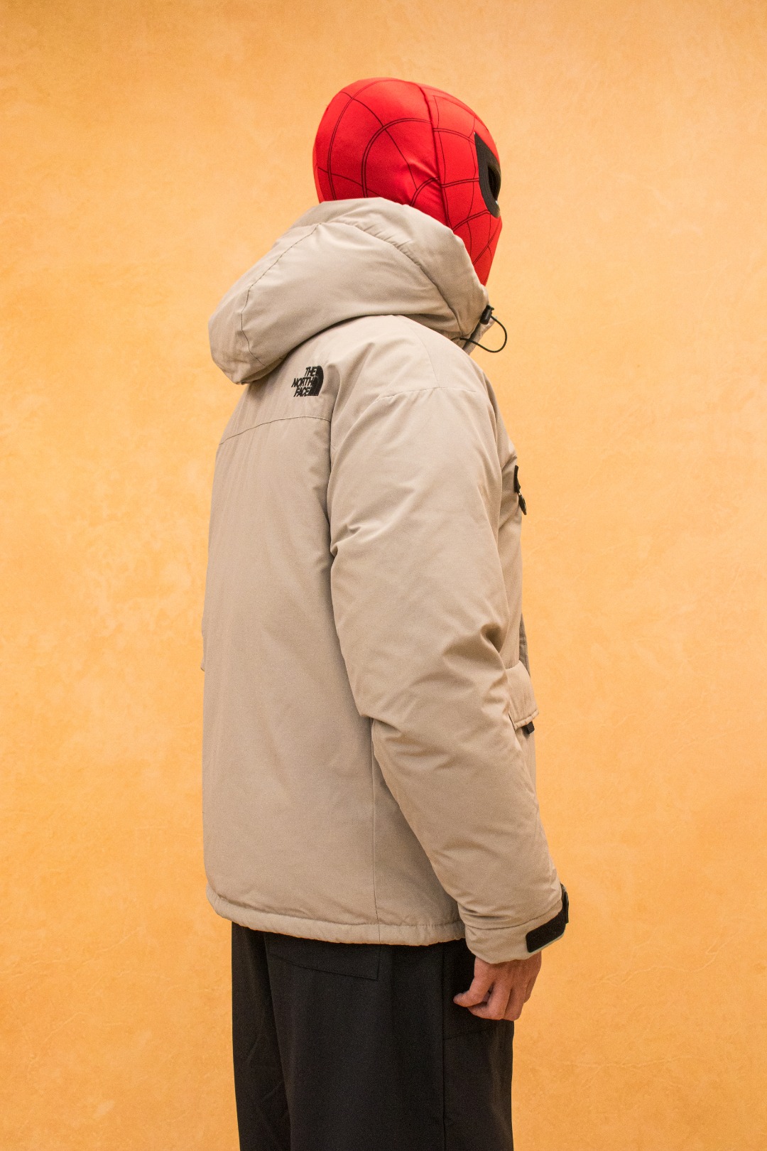 💰540 TheNorthFace丨徽标工装系列羽绒服
这款是THE NORTH FACE 巅峰之作,高端于任何一款北面羽绒服,也是户外的登山系列,爆炸厚实,一般是在户外极寒天气穿着,基本上可以抵御零下几十度的严寒了,工艺十分复杂,并非单纯一件羽绒服那么简单,保暖程度不输大鹅,今年冬天一定需要这样一件厚实的过冬。
面料+特点:
✅ 采用经联盟RDS认证的高品质鹅绒填充,轻便不厚重且压缩后的蓬松度恢复性好。( R·D·S不含任何不必要的动物伤害生产工序,从550蓬到950蓬不等,压缩性和温度重量也是衡量高品质,高填充度鹅线要指标)
✅单件成品1公斤以上,但是没有任何负重感,超级轻便,鹅绒广泛用于滑雪服,防寒服。
✅原厂高密度户外防水材质,防风耐磨,防撕裂面料。
✅ 里布380T最高标准,绝不跑绒,透气性极佳
✅ 原版辅料五金全部原厂定做,100%还原复刻品质!
✅多功能口袋,方便使用
✅内里两侧印有保养清洗说明和衣服解释
✅胸前贴饰有橡胶徽标logo
✅领口部分有防寒绒布,紧贴头颈,舒适又保暖
✅ 原版辅料五金全部原厂定做,100%还原复刻品质,背部有内置网口袋
✅ YKK吉田ISO9000品质顶级ZP拉链
工艺: 宽松版型,上身休闲舒适,为冬季户外提供保暖呵护,保暖性出色,穿着轻便不厚重。防潮,不易变形 ,容易清洁打理等特点,工艺成本极高