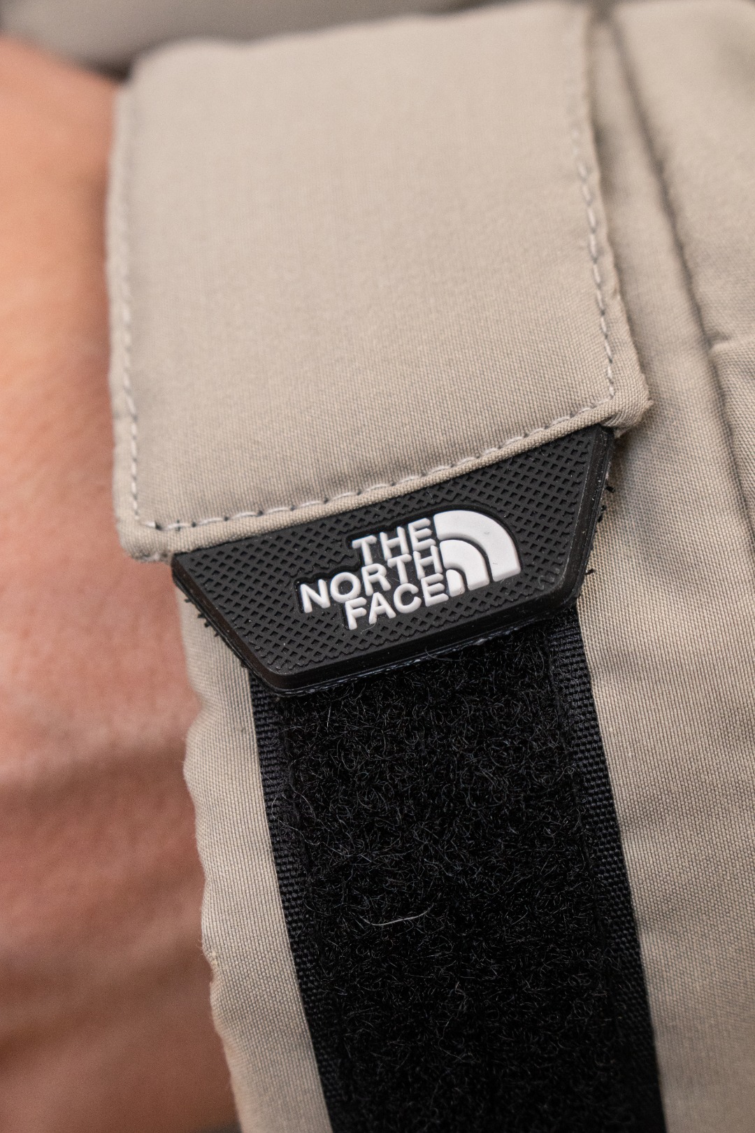 💰540 TheNorthFace丨徽标工装系列羽绒服
这款是THE NORTH FACE 巅峰之作,高端于任何一款北面羽绒服,也是户外的登山系列,爆炸厚实,一般是在户外极寒天气穿着,基本上可以抵御零下几十度的严寒了,工艺十分复杂,并非单纯一件羽绒服那么简单,保暖程度不输大鹅,今年冬天一定需要这样一件厚实的过冬。
面料+特点:
✅ 采用经联盟RDS认证的高品质鹅绒填充,轻便不厚重且压缩后的蓬松度恢复性好。( R·D·S不含任何不必要的动物伤害生产工序,从550蓬到950蓬不等,压缩性和温度重量也是衡量高品质,高填充度鹅线要指标)
✅单件成品1公斤以上,但是没有任何负重感,超级轻便,鹅绒广泛用于滑雪服,防寒服。
✅原厂高密度户外防水材质,防风耐磨,防撕裂面料。
✅ 里布380T最高标准,绝不跑绒,透气性极佳
✅ 原版辅料五金全部原厂定做,100%还原复刻品质!
✅多功能口袋,方便使用
✅内里两侧印有保养清洗说明和衣服解释
✅胸前贴饰有橡胶徽标logo
✅领口部分有防寒绒布,紧贴头颈,舒适又保暖
✅ 原版辅料五金全部原厂定做,100%还原复刻品质,背部有内置网口袋
✅ YKK吉田ISO9000品质顶级ZP拉链
工艺: 宽松版型,上身休闲舒适,为冬季户外提供保暖呵护,保暖性出色,穿着轻便不厚重。防潮,不易变形 ,容易清洁打理等特点,工艺成本极高