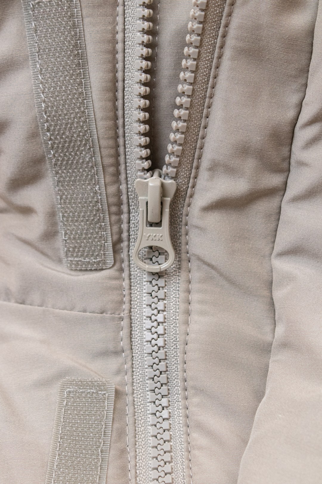 💰540 TheNorthFace丨徽标工装系列羽绒服
这款是THE NORTH FACE 巅峰之作,高端于任何一款北面羽绒服,也是户外的登山系列,爆炸厚实,一般是在户外极寒天气穿着,基本上可以抵御零下几十度的严寒了,工艺十分复杂,并非单纯一件羽绒服那么简单,保暖程度不输大鹅,今年冬天一定需要这样一件厚实的过冬。
面料+特点:
✅ 采用经联盟RDS认证的高品质鹅绒填充,轻便不厚重且压缩后的蓬松度恢复性好。( R·D·S不含任何不必要的动物伤害生产工序,从550蓬到950蓬不等,压缩性和温度重量也是衡量高品质,高填充度鹅线要指标)
✅单件成品1公斤以上,但是没有任何负重感,超级轻便,鹅绒广泛用于滑雪服,防寒服。
✅原厂高密度户外防水材质,防风耐磨,防撕裂面料。
✅ 里布380T最高标准,绝不跑绒,透气性极佳
✅ 原版辅料五金全部原厂定做,100%还原复刻品质!
✅多功能口袋,方便使用
✅内里两侧印有保养清洗说明和衣服解释
✅胸前贴饰有橡胶徽标logo
✅领口部分有防寒绒布,紧贴头颈,舒适又保暖
✅ 原版辅料五金全部原厂定做,100%还原复刻品质,背部有内置网口袋
✅ YKK吉田ISO9000品质顶级ZP拉链
工艺: 宽松版型,上身休闲舒适,为冬季户外提供保暖呵护,保暖性出色,穿着轻便不厚重。防潮,不易变形 ,容易清洁打理等特点,工艺成本极高