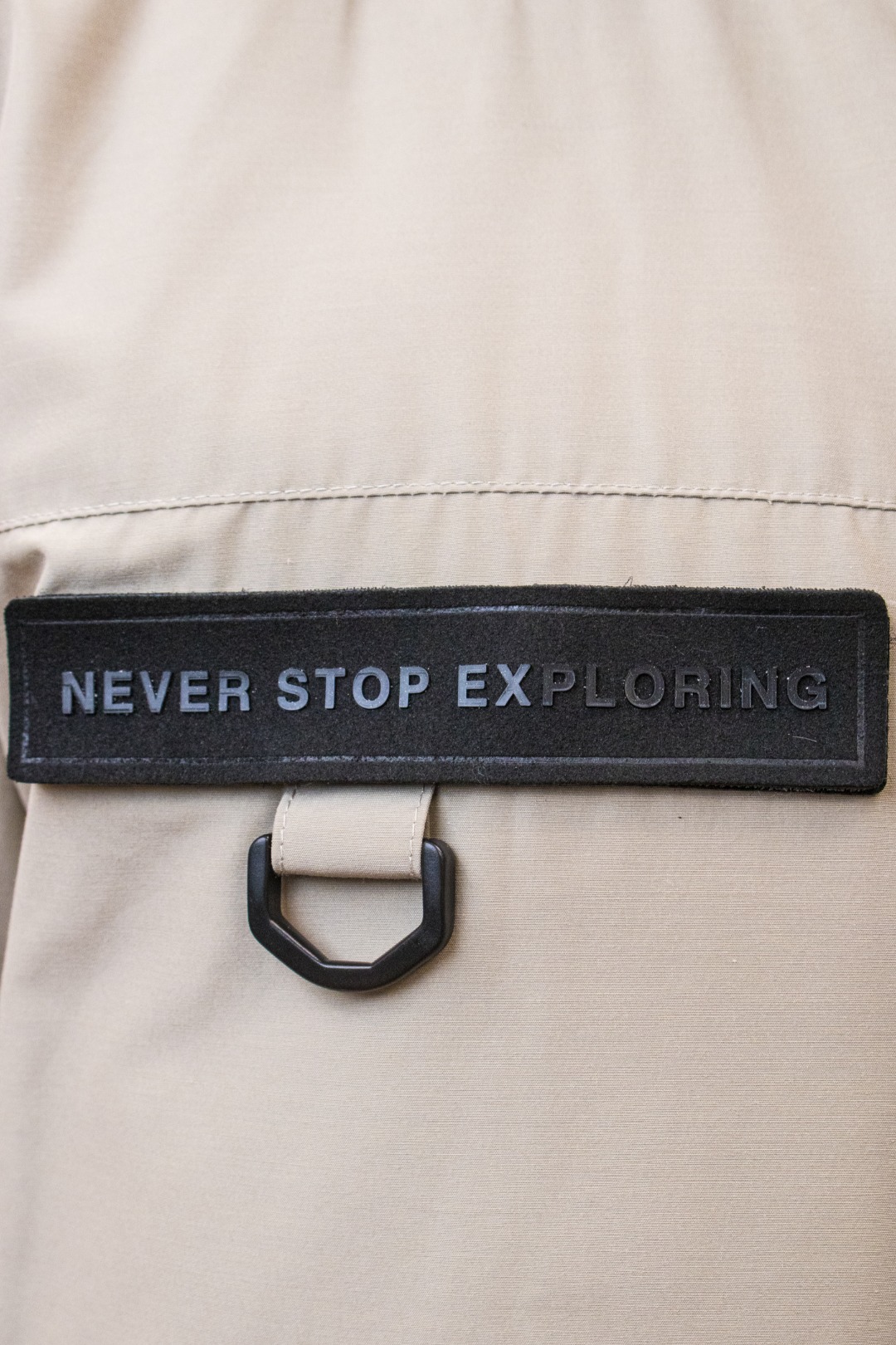 💰540 TheNorthFace丨徽标工装系列羽绒服
这款是THE NORTH FACE 巅峰之作,高端于任何一款北面羽绒服,也是户外的登山系列,爆炸厚实,一般是在户外极寒天气穿着,基本上可以抵御零下几十度的严寒了,工艺十分复杂,并非单纯一件羽绒服那么简单,保暖程度不输大鹅,今年冬天一定需要这样一件厚实的过冬。
面料+特点:
✅ 采用经联盟RDS认证的高品质鹅绒填充,轻便不厚重且压缩后的蓬松度恢复性好。( R·D·S不含任何不必要的动物伤害生产工序,从550蓬到950蓬不等,压缩性和温度重量也是衡量高品质,高填充度鹅线要指标)
✅单件成品1公斤以上,但是没有任何负重感,超级轻便,鹅绒广泛用于滑雪服,防寒服。
✅原厂高密度户外防水材质,防风耐磨,防撕裂面料。
✅ 里布380T最高标准,绝不跑绒,透气性极佳
✅ 原版辅料五金全部原厂定做,100%还原复刻品质!
✅多功能口袋,方便使用
✅内里两侧印有保养清洗说明和衣服解释
✅胸前贴饰有橡胶徽标logo
✅领口部分有防寒绒布,紧贴头颈,舒适又保暖
✅ 原版辅料五金全部原厂定做,100%还原复刻品质,背部有内置网口袋
✅ YKK吉田ISO9000品质顶级ZP拉链
工艺: 宽松版型,上身休闲舒适,为冬季户外提供保暖呵护,保暖性出色,穿着轻便不厚重。防潮,不易变形 ,容易清洁打理等特点,工艺成本极高