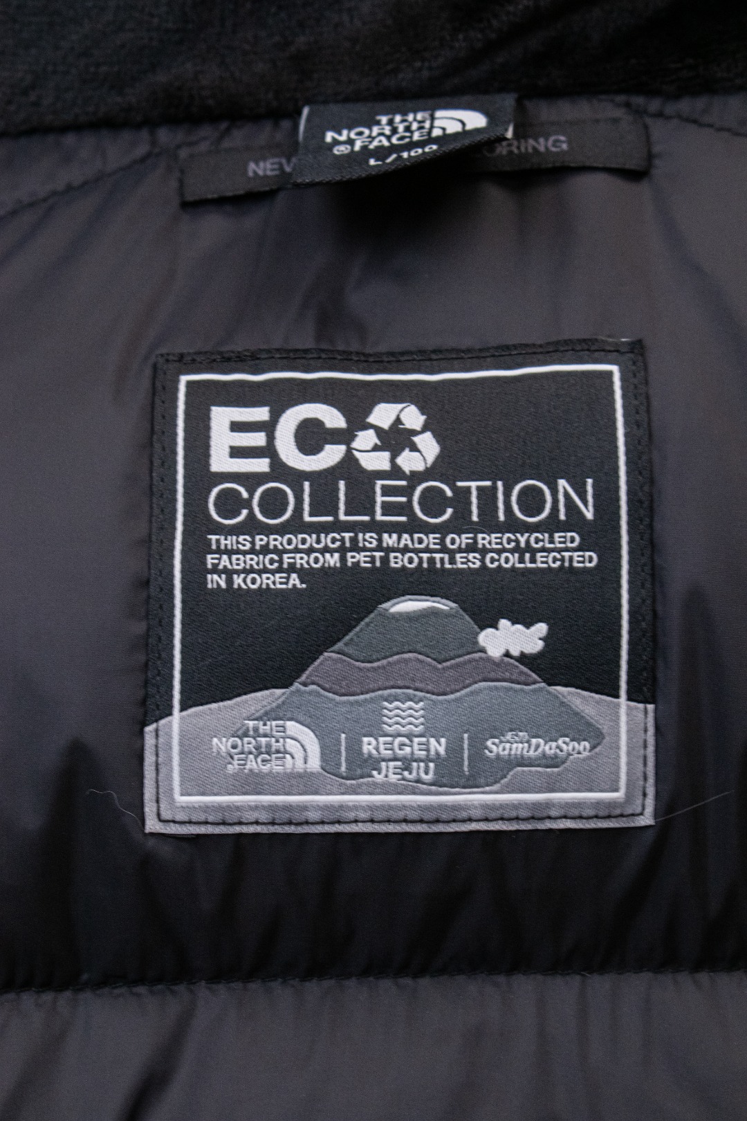 💰540 TheNorthFace丨徽标工装系列羽绒服
这款是THE NORTH FACE 巅峰之作,高端于任何一款北面羽绒服,也是户外的登山系列,爆炸厚实,一般是在户外极寒天气穿着,基本上可以抵御零下几十度的严寒了,工艺十分复杂,并非单纯一件羽绒服那么简单,保暖程度不输大鹅,今年冬天一定需要这样一件厚实的过冬。
面料+特点:
✅ 采用经联盟RDS认证的高品质鹅绒填充,轻便不厚重且压缩后的蓬松度恢复性好。( R·D·S不含任何不必要的动物伤害生产工序,从550蓬到950蓬不等,压缩性和温度重量也是衡量高品质,高填充度鹅线要指标)
✅单件成品1公斤以上,但是没有任何负重感,超级轻便,鹅绒广泛用于滑雪服,防寒服。
✅原厂高密度户外防水材质,防风耐磨,防撕裂面料。
✅ 里布380T最高标准,绝不跑绒,透气性极佳
✅ 原版辅料五金全部原厂定做,100%还原复刻品质!
✅多功能口袋,方便使用
✅内里两侧印有保养清洗说明和衣服解释
✅胸前贴饰有橡胶徽标logo
✅领口部分有防寒绒布,紧贴头颈,舒适又保暖
✅ 原版辅料五金全部原厂定做,100%还原复刻品质,背部有内置网口袋
✅ YKK吉田ISO9000品质顶级ZP拉链
工艺: 宽松版型,上身休闲舒适,为冬季户外提供保暖呵护,保暖性出色,穿着轻便不厚重。防潮,不易变形 ,容易清洁打理等特点,工艺成本极高