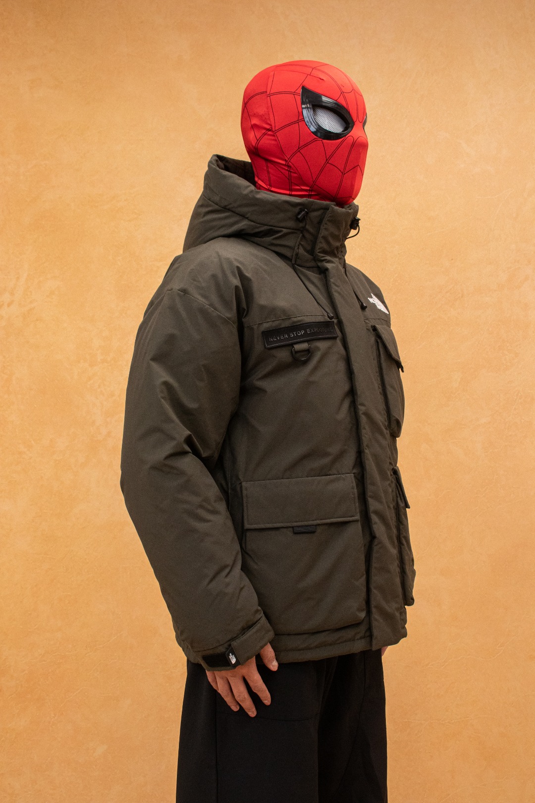 💰540 TheNorthFace丨徽标工装系列羽绒服
这款是THE NORTH FACE 巅峰之作,高端于任何一款北面羽绒服,也是户外的登山系列,爆炸厚实,一般是在户外极寒天气穿着,基本上可以抵御零下几十度的严寒了,工艺十分复杂,并非单纯一件羽绒服那么简单,保暖程度不输大鹅,今年冬天一定需要这样一件厚实的过冬。
面料+特点:
✅ 采用经联盟RDS认证的高品质鹅绒填充,轻便不厚重且压缩后的蓬松度恢复性好。( R·D·S不含任何不必要的动物伤害生产工序,从550蓬到950蓬不等,压缩性和温度重量也是衡量高品质,高填充度鹅线要指标)
✅单件成品1公斤以上,但是没有任何负重感,超级轻便,鹅绒广泛用于滑雪服,防寒服。
✅原厂高密度户外防水材质,防风耐磨,防撕裂面料。
✅ 里布380T最高标准,绝不跑绒,透气性极佳
✅ 原版辅料五金全部原厂定做,100%还原复刻品质!
✅多功能口袋,方便使用
✅内里两侧印有保养清洗说明和衣服解释
✅胸前贴饰有橡胶徽标logo
✅领口部分有防寒绒布,紧贴头颈,舒适又保暖
✅ 原版辅料五金全部原厂定做,100%还原复刻品质,背部有内置网口袋
✅ YKK吉田ISO9000品质顶级ZP拉链
工艺: 宽松版型,上身休闲舒适,为冬季户外提供保暖呵护,保暖性出色,穿着轻便不厚重。防潮,不易变形 ,容易清洁打理等特点,工艺成本极高