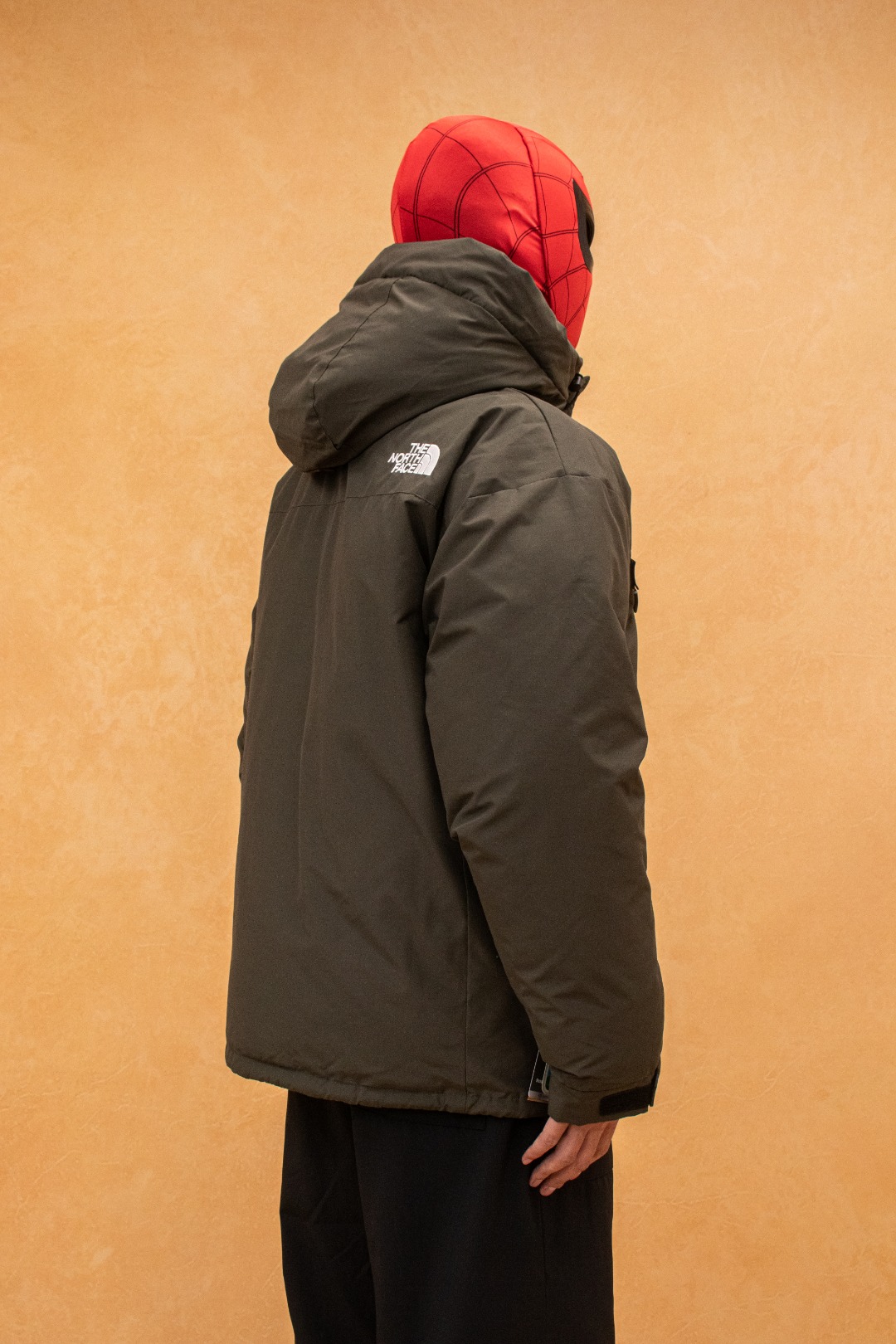 💰540 TheNorthFace丨徽标工装系列羽绒服
这款是THE NORTH FACE 巅峰之作,高端于任何一款北面羽绒服,也是户外的登山系列,爆炸厚实,一般是在户外极寒天气穿着,基本上可以抵御零下几十度的严寒了,工艺十分复杂,并非单纯一件羽绒服那么简单,保暖程度不输大鹅,今年冬天一定需要这样一件厚实的过冬。
面料+特点:
✅ 采用经联盟RDS认证的高品质鹅绒填充,轻便不厚重且压缩后的蓬松度恢复性好。( R·D·S不含任何不必要的动物伤害生产工序,从550蓬到950蓬不等,压缩性和温度重量也是衡量高品质,高填充度鹅线要指标)
✅单件成品1公斤以上,但是没有任何负重感,超级轻便,鹅绒广泛用于滑雪服,防寒服。
✅原厂高密度户外防水材质,防风耐磨,防撕裂面料。
✅ 里布380T最高标准,绝不跑绒,透气性极佳
✅ 原版辅料五金全部原厂定做,100%还原复刻品质!
✅多功能口袋,方便使用
✅内里两侧印有保养清洗说明和衣服解释
✅胸前贴饰有橡胶徽标logo
✅领口部分有防寒绒布,紧贴头颈,舒适又保暖
✅ 原版辅料五金全部原厂定做,100%还原复刻品质,背部有内置网口袋
✅ YKK吉田ISO9000品质顶级ZP拉链
工艺: 宽松版型,上身休闲舒适,为冬季户外提供保暖呵护,保暖性出色,穿着轻便不厚重。防潮,不易变形 ,容易清洁打理等特点,工艺成本极高