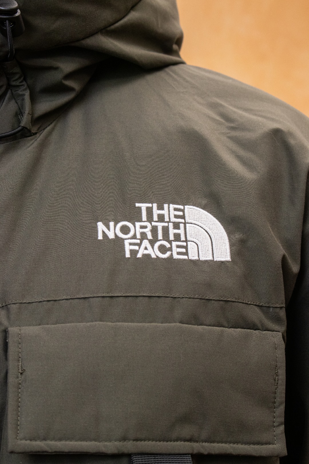 💰540 TheNorthFace丨徽标工装系列羽绒服
这款是THE NORTH FACE 巅峰之作,高端于任何一款北面羽绒服,也是户外的登山系列,爆炸厚实,一般是在户外极寒天气穿着,基本上可以抵御零下几十度的严寒了,工艺十分复杂,并非单纯一件羽绒服那么简单,保暖程度不输大鹅,今年冬天一定需要这样一件厚实的过冬。
面料+特点:
✅ 采用经联盟RDS认证的高品质鹅绒填充,轻便不厚重且压缩后的蓬松度恢复性好。( R·D·S不含任何不必要的动物伤害生产工序,从550蓬到950蓬不等,压缩性和温度重量也是衡量高品质,高填充度鹅线要指标)
✅单件成品1公斤以上,但是没有任何负重感,超级轻便,鹅绒广泛用于滑雪服,防寒服。
✅原厂高密度户外防水材质,防风耐磨,防撕裂面料。
✅ 里布380T最高标准,绝不跑绒,透气性极佳
✅ 原版辅料五金全部原厂定做,100%还原复刻品质!
✅多功能口袋,方便使用
✅内里两侧印有保养清洗说明和衣服解释
✅胸前贴饰有橡胶徽标logo
✅领口部分有防寒绒布,紧贴头颈,舒适又保暖
✅ 原版辅料五金全部原厂定做,100%还原复刻品质,背部有内置网口袋
✅ YKK吉田ISO9000品质顶级ZP拉链
工艺: 宽松版型,上身休闲舒适,为冬季户外提供保暖呵护,保暖性出色,穿着轻便不厚重。防潮,不易变形 ,容易清洁打理等特点,工艺成本极高