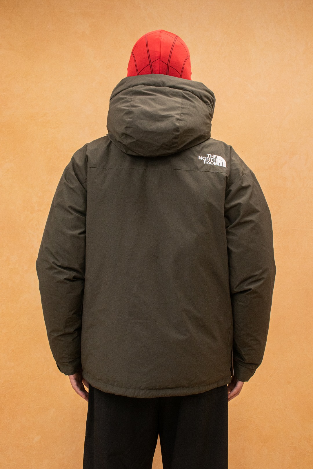 💰540 TheNorthFace丨徽标工装系列羽绒服
这款是THE NORTH FACE 巅峰之作,高端于任何一款北面羽绒服,也是户外的登山系列,爆炸厚实,一般是在户外极寒天气穿着,基本上可以抵御零下几十度的严寒了,工艺十分复杂,并非单纯一件羽绒服那么简单,保暖程度不输大鹅,今年冬天一定需要这样一件厚实的过冬。
面料+特点:
✅ 采用经联盟RDS认证的高品质鹅绒填充,轻便不厚重且压缩后的蓬松度恢复性好。( R·D·S不含任何不必要的动物伤害生产工序,从550蓬到950蓬不等,压缩性和温度重量也是衡量高品质,高填充度鹅线要指标)
✅单件成品1公斤以上,但是没有任何负重感,超级轻便,鹅绒广泛用于滑雪服,防寒服。
✅原厂高密度户外防水材质,防风耐磨,防撕裂面料。
✅ 里布380T最高标准,绝不跑绒,透气性极佳
✅ 原版辅料五金全部原厂定做,100%还原复刻品质!
✅多功能口袋,方便使用
✅内里两侧印有保养清洗说明和衣服解释
✅胸前贴饰有橡胶徽标logo
✅领口部分有防寒绒布,紧贴头颈,舒适又保暖
✅ 原版辅料五金全部原厂定做,100%还原复刻品质,背部有内置网口袋
✅ YKK吉田ISO9000品质顶级ZP拉链
工艺: 宽松版型,上身休闲舒适,为冬季户外提供保暖呵护,保暖性出色,穿着轻便不厚重。防潮,不易变形 ,容易清洁打理等特点,工艺成本极高