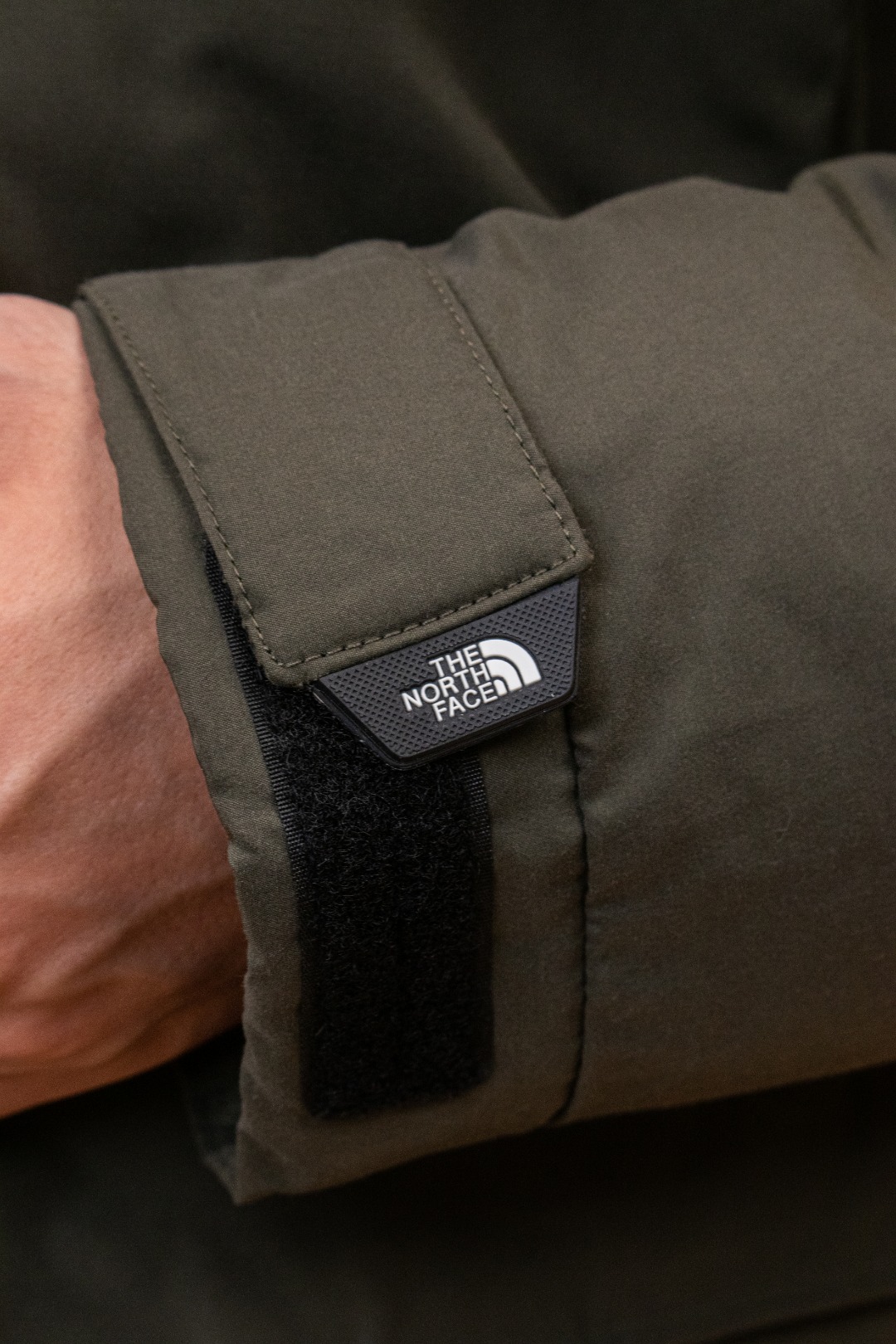 💰540 TheNorthFace丨徽标工装系列羽绒服
这款是THE NORTH FACE 巅峰之作,高端于任何一款北面羽绒服,也是户外的登山系列,爆炸厚实,一般是在户外极寒天气穿着,基本上可以抵御零下几十度的严寒了,工艺十分复杂,并非单纯一件羽绒服那么简单,保暖程度不输大鹅,今年冬天一定需要这样一件厚实的过冬。
面料+特点:
✅ 采用经联盟RDS认证的高品质鹅绒填充,轻便不厚重且压缩后的蓬松度恢复性好。( R·D·S不含任何不必要的动物伤害生产工序,从550蓬到950蓬不等,压缩性和温度重量也是衡量高品质,高填充度鹅线要指标)
✅单件成品1公斤以上,但是没有任何负重感,超级轻便,鹅绒广泛用于滑雪服,防寒服。
✅原厂高密度户外防水材质,防风耐磨,防撕裂面料。
✅ 里布380T最高标准,绝不跑绒,透气性极佳
✅ 原版辅料五金全部原厂定做,100%还原复刻品质!
✅多功能口袋,方便使用
✅内里两侧印有保养清洗说明和衣服解释
✅胸前贴饰有橡胶徽标logo
✅领口部分有防寒绒布,紧贴头颈,舒适又保暖
✅ 原版辅料五金全部原厂定做,100%还原复刻品质,背部有内置网口袋
✅ YKK吉田ISO9000品质顶级ZP拉链
工艺: 宽松版型,上身休闲舒适,为冬季户外提供保暖呵护,保暖性出色,穿着轻便不厚重。防潮,不易变形 ,容易清洁打理等特点,工艺成本极高