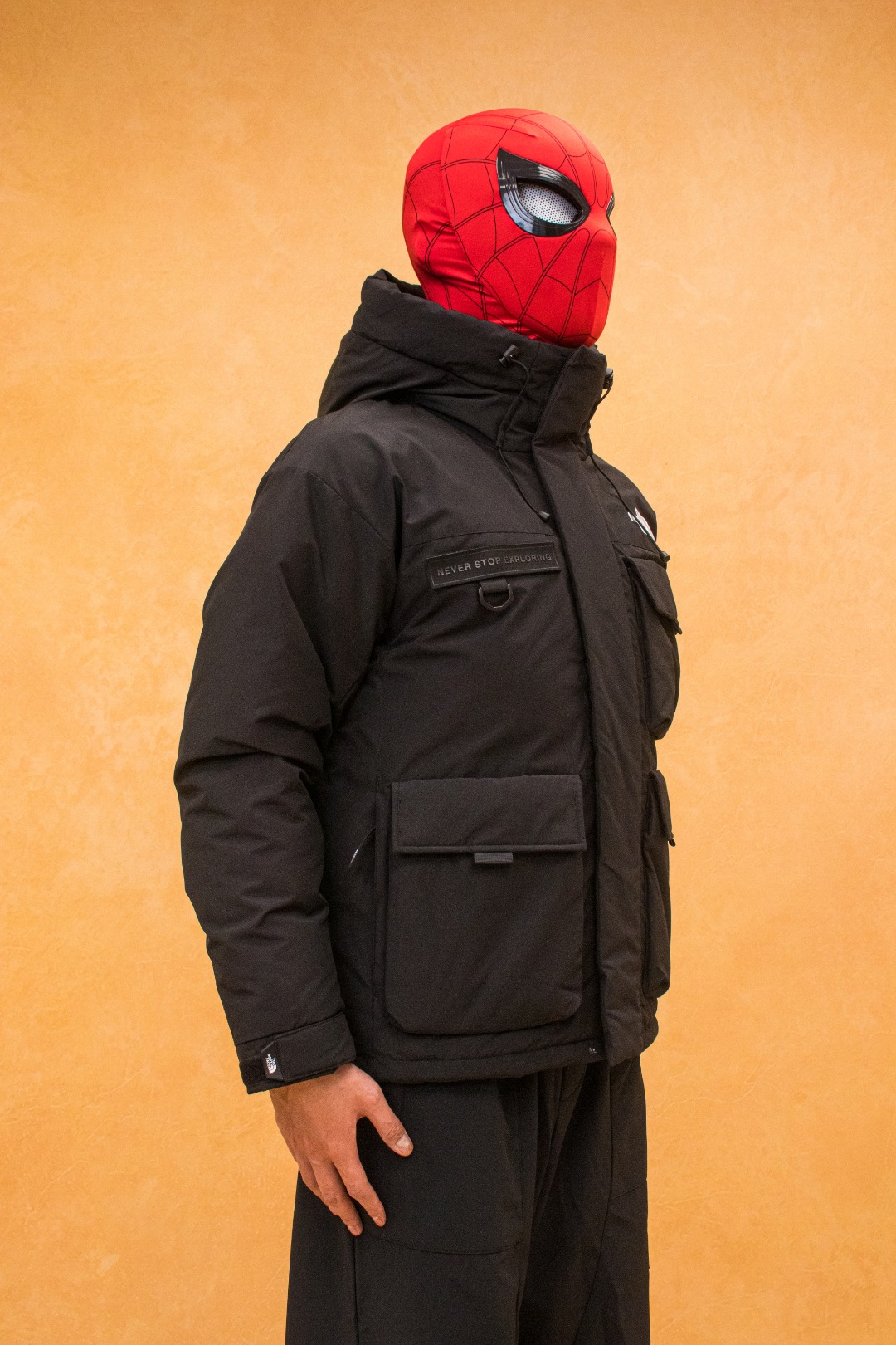 💰540 TheNorthFace丨徽标工装系列羽绒服
这款是THE NORTH FACE 巅峰之作,高端于任何一款北面羽绒服,也是户外的登山系列,爆炸厚实,一般是在户外极寒天气穿着,基本上可以抵御零下几十度的严寒了,工艺十分复杂,并非单纯一件羽绒服那么简单,保暖程度不输大鹅,今年冬天一定需要这样一件厚实的过冬。
面料+特点:
✅ 采用经联盟RDS认证的高品质鹅绒填充,轻便不厚重且压缩后的蓬松度恢复性好。( R·D·S不含任何不必要的动物伤害生产工序,从550蓬到950蓬不等,压缩性和温度重量也是衡量高品质,高填充度鹅线要指标)
✅单件成品1公斤以上,但是没有任何负重感,超级轻便,鹅绒广泛用于滑雪服,防寒服。
✅原厂高密度户外防水材质,防风耐磨,防撕裂面料。
✅ 里布380T最高标准,绝不跑绒,透气性极佳
✅ 原版辅料五金全部原厂定做,100%还原复刻品质!
✅多功能口袋,方便使用
✅内里两侧印有保养清洗说明和衣服解释
✅胸前贴饰有橡胶徽标logo
✅领口部分有防寒绒布,紧贴头颈,舒适又保暖
✅ 原版辅料五金全部原厂定做,100%还原复刻品质,背部有内置网口袋
✅ YKK吉田ISO9000品质顶级ZP拉链
工艺: 宽松版型,上身休闲舒适,为冬季户外提供保暖呵护,保暖性出色,穿着轻便不厚重。防潮,不易变形 ,容易清洁打理等特点,工艺成本极高
