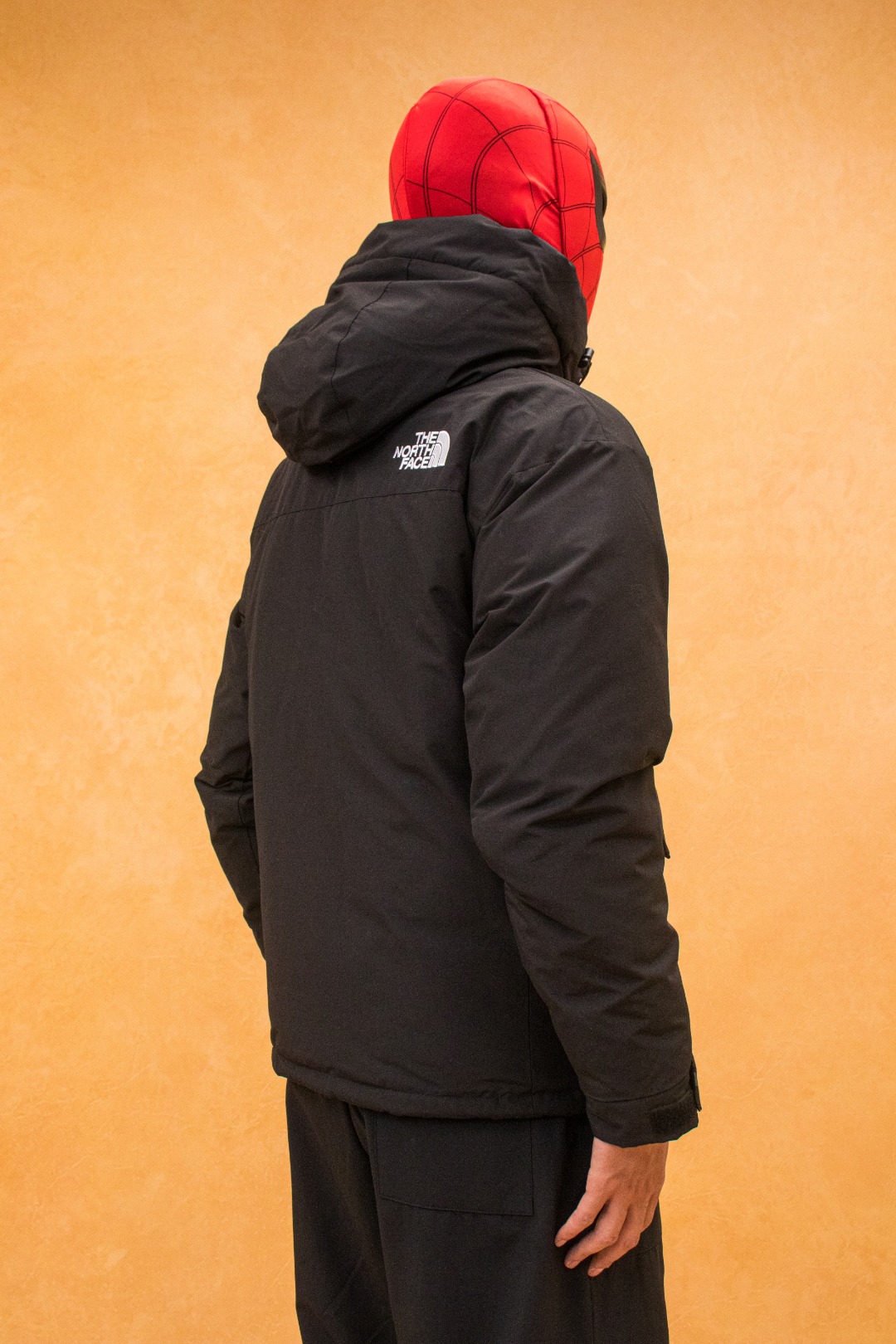 💰540 TheNorthFace丨徽标工装系列羽绒服
这款是THE NORTH FACE 巅峰之作,高端于任何一款北面羽绒服,也是户外的登山系列,爆炸厚实,一般是在户外极寒天气穿着,基本上可以抵御零下几十度的严寒了,工艺十分复杂,并非单纯一件羽绒服那么简单,保暖程度不输大鹅,今年冬天一定需要这样一件厚实的过冬。
面料+特点:
✅ 采用经联盟RDS认证的高品质鹅绒填充,轻便不厚重且压缩后的蓬松度恢复性好。( R·D·S不含任何不必要的动物伤害生产工序,从550蓬到950蓬不等,压缩性和温度重量也是衡量高品质,高填充度鹅线要指标)
✅单件成品1公斤以上,但是没有任何负重感,超级轻便,鹅绒广泛用于滑雪服,防寒服。
✅原厂高密度户外防水材质,防风耐磨,防撕裂面料。
✅ 里布380T最高标准,绝不跑绒,透气性极佳
✅ 原版辅料五金全部原厂定做,100%还原复刻品质!
✅多功能口袋,方便使用
✅内里两侧印有保养清洗说明和衣服解释
✅胸前贴饰有橡胶徽标logo
✅领口部分有防寒绒布,紧贴头颈,舒适又保暖
✅ 原版辅料五金全部原厂定做,100%还原复刻品质,背部有内置网口袋
✅ YKK吉田ISO9000品质顶级ZP拉链
工艺: 宽松版型,上身休闲舒适,为冬季户外提供保暖呵护,保暖性出色,穿着轻便不厚重。防潮,不易变形 ,容易清洁打理等特点,工艺成本极高