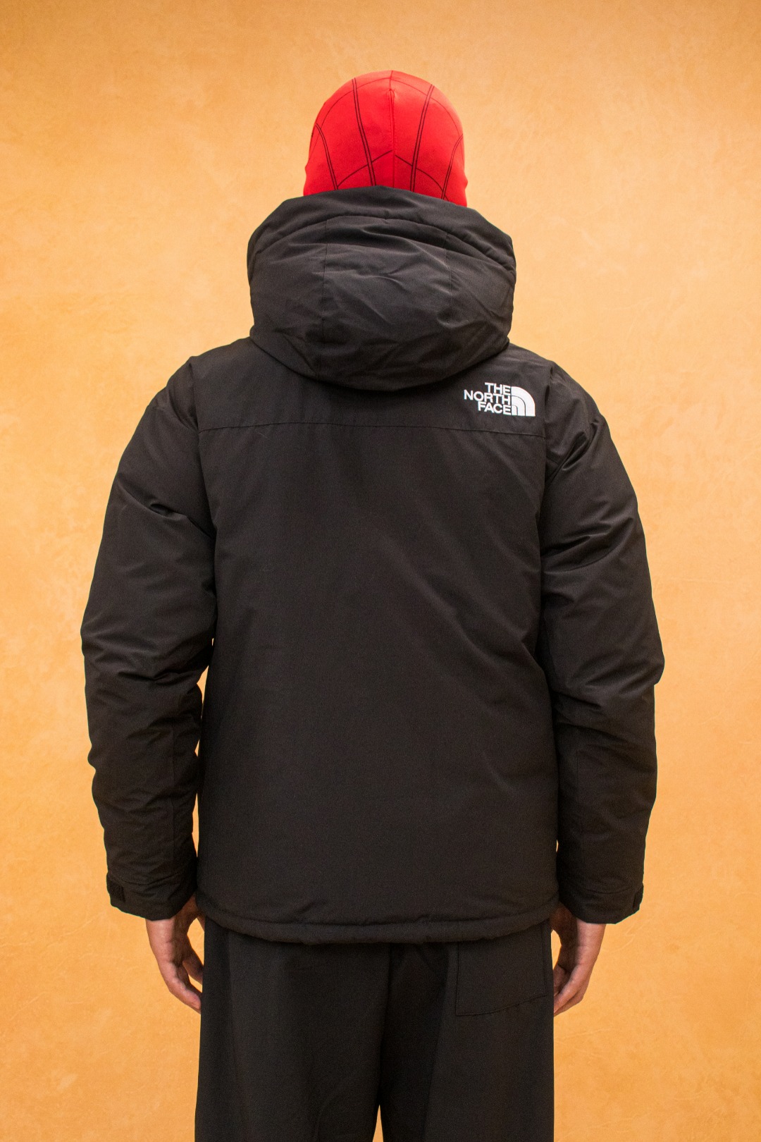 💰540 TheNorthFace丨徽标工装系列羽绒服
这款是THE NORTH FACE 巅峰之作,高端于任何一款北面羽绒服,也是户外的登山系列,爆炸厚实,一般是在户外极寒天气穿着,基本上可以抵御零下几十度的严寒了,工艺十分复杂,并非单纯一件羽绒服那么简单,保暖程度不输大鹅,今年冬天一定需要这样一件厚实的过冬。
面料+特点:
✅ 采用经联盟RDS认证的高品质鹅绒填充,轻便不厚重且压缩后的蓬松度恢复性好。( R·D·S不含任何不必要的动物伤害生产工序,从550蓬到950蓬不等,压缩性和温度重量也是衡量高品质,高填充度鹅线要指标)
✅单件成品1公斤以上,但是没有任何负重感,超级轻便,鹅绒广泛用于滑雪服,防寒服。
✅原厂高密度户外防水材质,防风耐磨,防撕裂面料。
✅ 里布380T最高标准,绝不跑绒,透气性极佳
✅ 原版辅料五金全部原厂定做,100%还原复刻品质!
✅多功能口袋,方便使用
✅内里两侧印有保养清洗说明和衣服解释
✅胸前贴饰有橡胶徽标logo
✅领口部分有防寒绒布,紧贴头颈,舒适又保暖
✅ 原版辅料五金全部原厂定做,100%还原复刻品质,背部有内置网口袋
✅ YKK吉田ISO9000品质顶级ZP拉链
工艺: 宽松版型,上身休闲舒适,为冬季户外提供保暖呵护,保暖性出色,穿着轻便不厚重。防潮,不易变形 ,容易清洁打理等特点,工艺成本极高