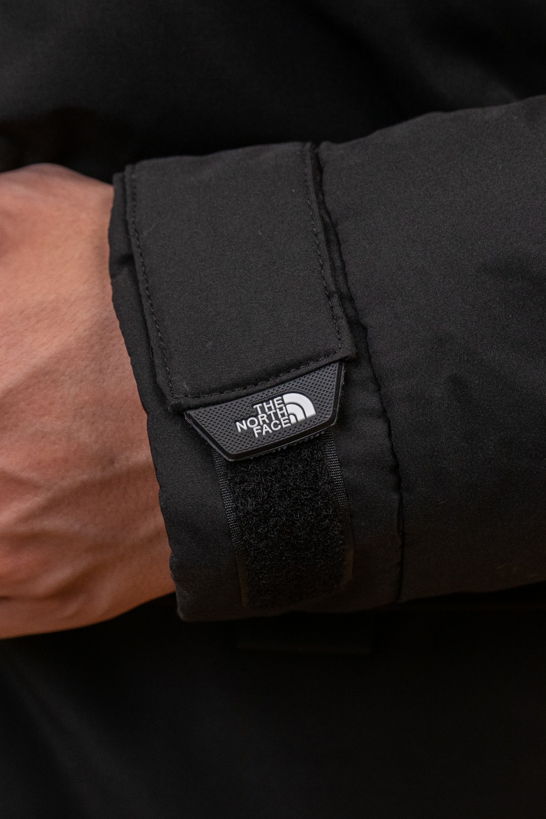 💰540 TheNorthFace丨徽标工装系列羽绒服
这款是THE NORTH FACE 巅峰之作,高端于任何一款北面羽绒服,也是户外的登山系列,爆炸厚实,一般是在户外极寒天气穿着,基本上可以抵御零下几十度的严寒了,工艺十分复杂,并非单纯一件羽绒服那么简单,保暖程度不输大鹅,今年冬天一定需要这样一件厚实的过冬。
面料+特点:
✅ 采用经联盟RDS认证的高品质鹅绒填充,轻便不厚重且压缩后的蓬松度恢复性好。( R·D·S不含任何不必要的动物伤害生产工序,从550蓬到950蓬不等,压缩性和温度重量也是衡量高品质,高填充度鹅线要指标)
✅单件成品1公斤以上,但是没有任何负重感,超级轻便,鹅绒广泛用于滑雪服,防寒服。
✅原厂高密度户外防水材质,防风耐磨,防撕裂面料。
✅ 里布380T最高标准,绝不跑绒,透气性极佳
✅ 原版辅料五金全部原厂定做,100%还原复刻品质!
✅多功能口袋,方便使用
✅内里两侧印有保养清洗说明和衣服解释
✅胸前贴饰有橡胶徽标logo
✅领口部分有防寒绒布,紧贴头颈,舒适又保暖
✅ 原版辅料五金全部原厂定做,100%还原复刻品质,背部有内置网口袋
✅ YKK吉田ISO9000品质顶级ZP拉链
工艺: 宽松版型,上身休闲舒适,为冬季户外提供保暖呵护,保暖性出色,穿着轻便不厚重。防潮,不易变形 ,容易清洁打理等特点,工艺成本极高