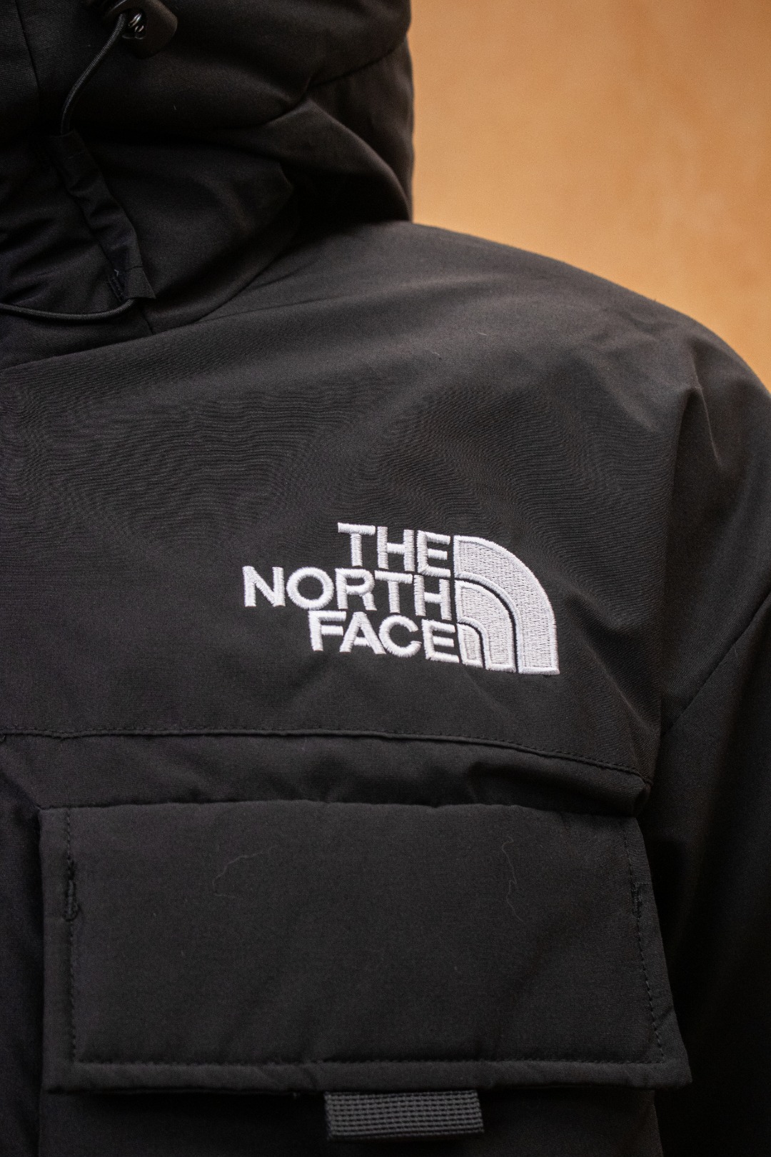 💰540 TheNorthFace丨徽标工装系列羽绒服
这款是THE NORTH FACE 巅峰之作,高端于任何一款北面羽绒服,也是户外的登山系列,爆炸厚实,一般是在户外极寒天气穿着,基本上可以抵御零下几十度的严寒了,工艺十分复杂,并非单纯一件羽绒服那么简单,保暖程度不输大鹅,今年冬天一定需要这样一件厚实的过冬。
面料+特点:
✅ 采用经联盟RDS认证的高品质鹅绒填充,轻便不厚重且压缩后的蓬松度恢复性好。( R·D·S不含任何不必要的动物伤害生产工序,从550蓬到950蓬不等,压缩性和温度重量也是衡量高品质,高填充度鹅线要指标)
✅单件成品1公斤以上,但是没有任何负重感,超级轻便,鹅绒广泛用于滑雪服,防寒服。
✅原厂高密度户外防水材质,防风耐磨,防撕裂面料。
✅ 里布380T最高标准,绝不跑绒,透气性极佳
✅ 原版辅料五金全部原厂定做,100%还原复刻品质!
✅多功能口袋,方便使用
✅内里两侧印有保养清洗说明和衣服解释
✅胸前贴饰有橡胶徽标logo
✅领口部分有防寒绒布,紧贴头颈,舒适又保暖
✅ 原版辅料五金全部原厂定做,100%还原复刻品质,背部有内置网口袋
✅ YKK吉田ISO9000品质顶级ZP拉链
工艺: 宽松版型,上身休闲舒适,为冬季户外提供保暖呵护,保暖性出色,穿着轻便不厚重。防潮,不易变形 ,容易清洁打理等特点,工艺成本极高