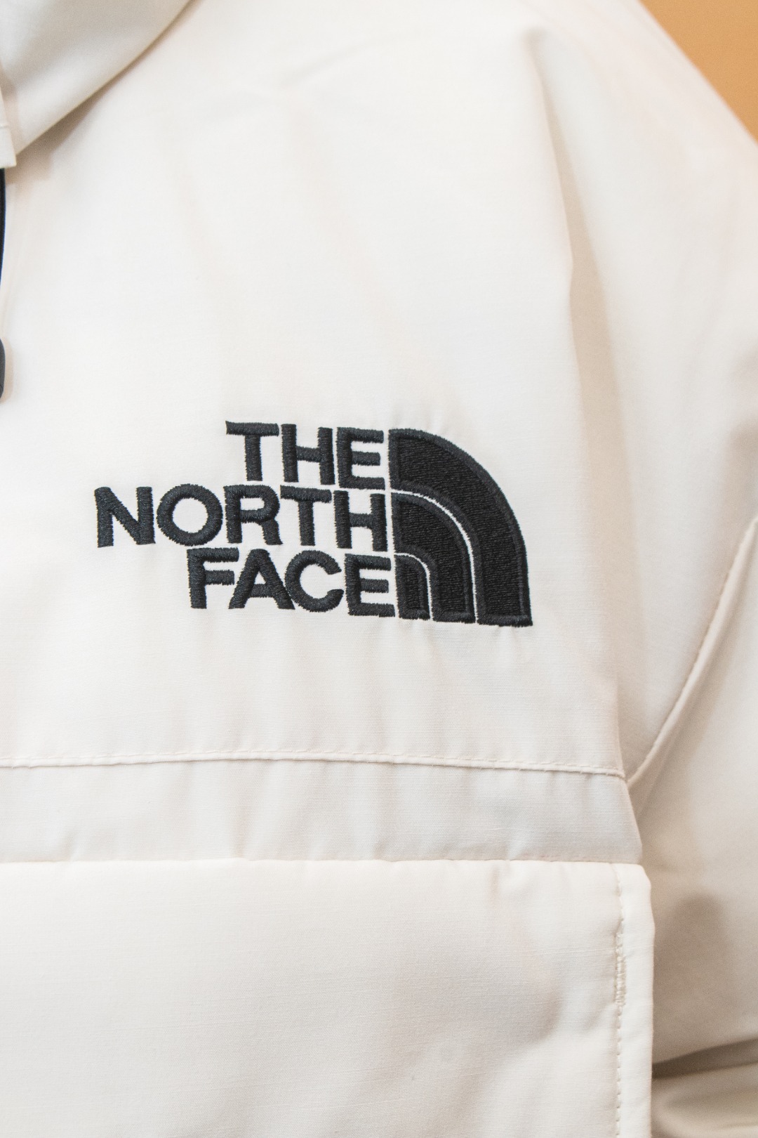 💰540 TheNorthFace丨徽标工装系列羽绒服
这款是THE NORTH FACE 巅峰之作,高端于任何一款北面羽绒服,也是户外的登山系列,爆炸厚实,一般是在户外极寒天气穿着,基本上可以抵御零下几十度的严寒了,工艺十分复杂,并非单纯一件羽绒服那么简单,保暖程度不输大鹅,今年冬天一定需要这样一件厚实的过冬。
面料+特点:
✅ 采用经联盟RDS认证的高品质鹅绒填充,轻便不厚重且压缩后的蓬松度恢复性好。( R·D·S不含任何不必要的动物伤害生产工序,从550蓬到950蓬不等,压缩性和温度重量也是衡量高品质,高填充度鹅线要指标)
✅单件成品1公斤以上,但是没有任何负重感,超级轻便,鹅绒广泛用于滑雪服,防寒服。
✅原厂高密度户外防水材质,防风耐磨,防撕裂面料。
✅ 里布380T最高标准,绝不跑绒,透气性极佳
✅ 原版辅料五金全部原厂定做,100%还原复刻品质!
✅多功能口袋,方便使用
✅内里两侧印有保养清洗说明和衣服解释
✅胸前贴饰有橡胶徽标logo
✅领口部分有防寒绒布,紧贴头颈,舒适又保暖
✅ 原版辅料五金全部原厂定做,100%还原复刻品质,背部有内置网口袋
✅ YKK吉田ISO9000品质顶级ZP拉链
工艺: 宽松版型,上身休闲舒适,为冬季户外提供保暖呵护,保暖性出色,穿着轻便不厚重。防潮,不易变形 ,容易清洁打理等特点,工艺成本极高