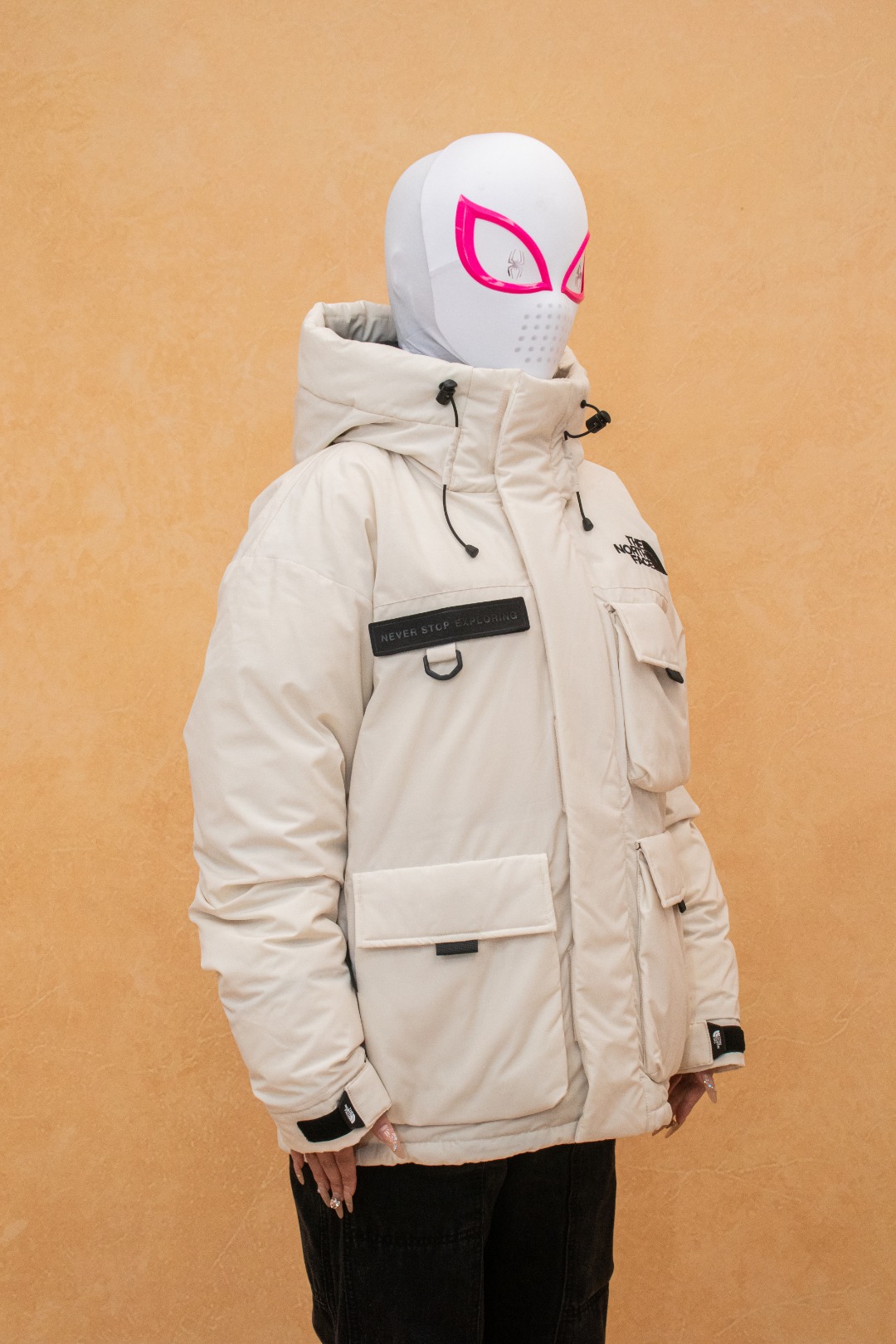 💰540 TheNorthFace丨徽标工装系列羽绒服
这款是THE NORTH FACE 巅峰之作,高端于任何一款北面羽绒服,也是户外的登山系列,爆炸厚实,一般是在户外极寒天气穿着,基本上可以抵御零下几十度的严寒了,工艺十分复杂,并非单纯一件羽绒服那么简单,保暖程度不输大鹅,今年冬天一定需要这样一件厚实的过冬。
面料+特点:
✅ 采用经联盟RDS认证的高品质鹅绒填充,轻便不厚重且压缩后的蓬松度恢复性好。( R·D·S不含任何不必要的动物伤害生产工序,从550蓬到950蓬不等,压缩性和温度重量也是衡量高品质,高填充度鹅线要指标)
✅单件成品1公斤以上,但是没有任何负重感,超级轻便,鹅绒广泛用于滑雪服,防寒服。
✅原厂高密度户外防水材质,防风耐磨,防撕裂面料。
✅ 里布380T最高标准,绝不跑绒,透气性极佳
✅ 原版辅料五金全部原厂定做,100%还原复刻品质!
✅多功能口袋,方便使用
✅内里两侧印有保养清洗说明和衣服解释
✅胸前贴饰有橡胶徽标logo
✅领口部分有防寒绒布,紧贴头颈,舒适又保暖
✅ 原版辅料五金全部原厂定做,100%还原复刻品质,背部有内置网口袋
✅ YKK吉田ISO9000品质顶级ZP拉链
工艺: 宽松版型,上身休闲舒适,为冬季户外提供保暖呵护,保暖性出色,穿着轻便不厚重。防潮,不易变形 ,容易清洁打理等特点,工艺成本极高
