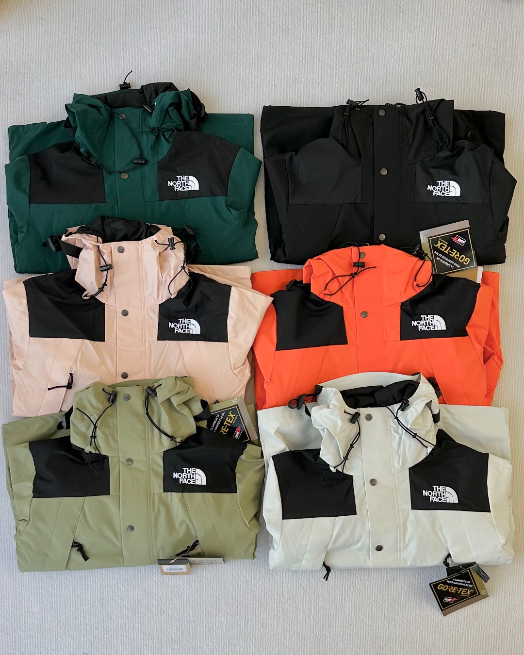 不退换 顶级中的天花板!超厚重!秋冬款!六色 顶配版本(可搭配内胆) TNF北面常青款1990冲锋衣 很厚重!顶配版本(可搭配内胆) TNF/The North Face北面长青款1990冲锋衣 冲锋衣代表作品1990年Mountain Jacket是TheNorthFace的传统最爱,是一个真正的高山偶像.这款时尚夹克采用GORE-TEX设计 拉链全部YKK.胸前门襟拉链有内外两条.外拉链正常穿着使用. 内拉链.是配95抓绒衣或者各种内胆软壳抓绒都可以. 96羽绒服也可以内连在一起.合体以后穿着非常方便. 风雨无阻.非常保暖 颜色 黑色 深绿 抹茶绿 粉色 橙色 灰白 肩宽47.5胸围112衣长66袖长61适合130斤以下 m肩宽49胸围116衣长68袖长63适合130-150斤左右 l肩宽51胸围120衣长70袖长65适合150-170斤左右 xl肩宽53胸围124衣长72袖长67适合170-190斤左右