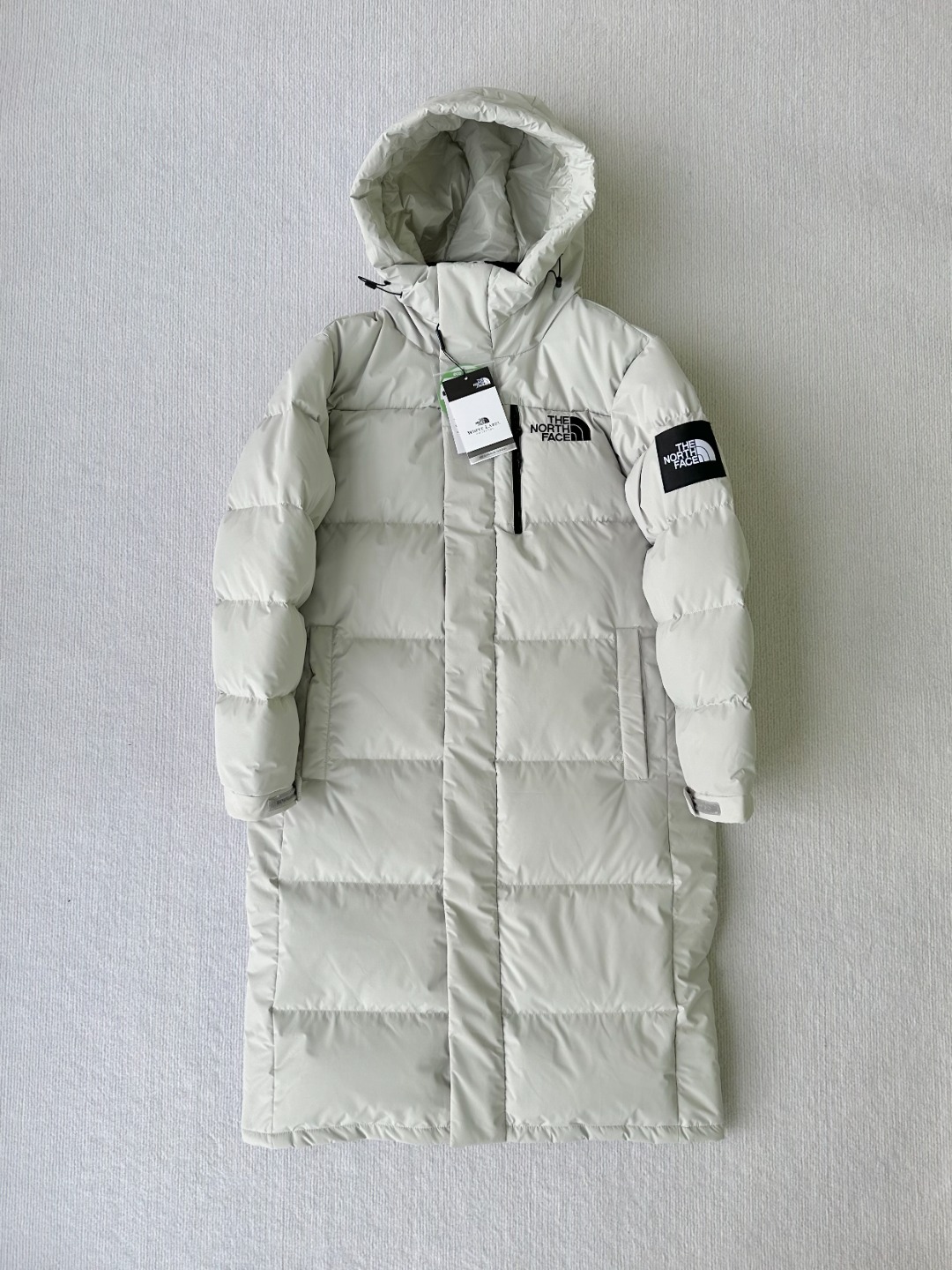 发315
北~面韩国官网~主打 NEVER STOP EXPLORING旗舰系列长款羽绒服 旗舰长款羽绒服
TNF 北面韩国官网主打 NEVER STOP EXPLORING旗舰系列长款羽绒服!
威富公司订单,全部出口韩国柜子!
原价399000韩元,折合人民币2379块!非常高端的旗舰系列,生命不息 探索不止!!!冬天除了被窝其他地方都是远方!!!让你隔绝寒冷的最强单品!挑战极地风寒!零下四十度完全没有问题!
加长版型 裁剪非常花心思,情侣搭配起来感觉可以炸掉一条街!经典简约风 工装大口袋设计 全部都是立体口袋哦!休闲连帽设计
高端户外防风防水面料,高强度防风防水十级水压!不管是什么样的恶劣天气随便造!大身采用高密度GORE材质 镀膜来的哦!科技EPTFE涂层镀膜!相信我 不管是手感 还是穿着的舒适感这种面料必须是**的!非常的细腻 顺滑挺括 而且舒适感还非常的好!
内里填充80%白鸭绒+10%白羽毛+10%棉!800蓬松度!!强大!保暖效果 完全可以挑战任何低温地区,这款羽绒服 绝壁没有丝毫的跑绒现象!!!
此款羽绒服极地御寒,胸前北面小Logo经典款式!手臂logo设计!袖口魔术贴设计!让衣服增加亮点!北面Logo,让人一眼就看出衣服的与众不同!背后还有同款刺绣Logo,标志性强烈!
黑色 白色