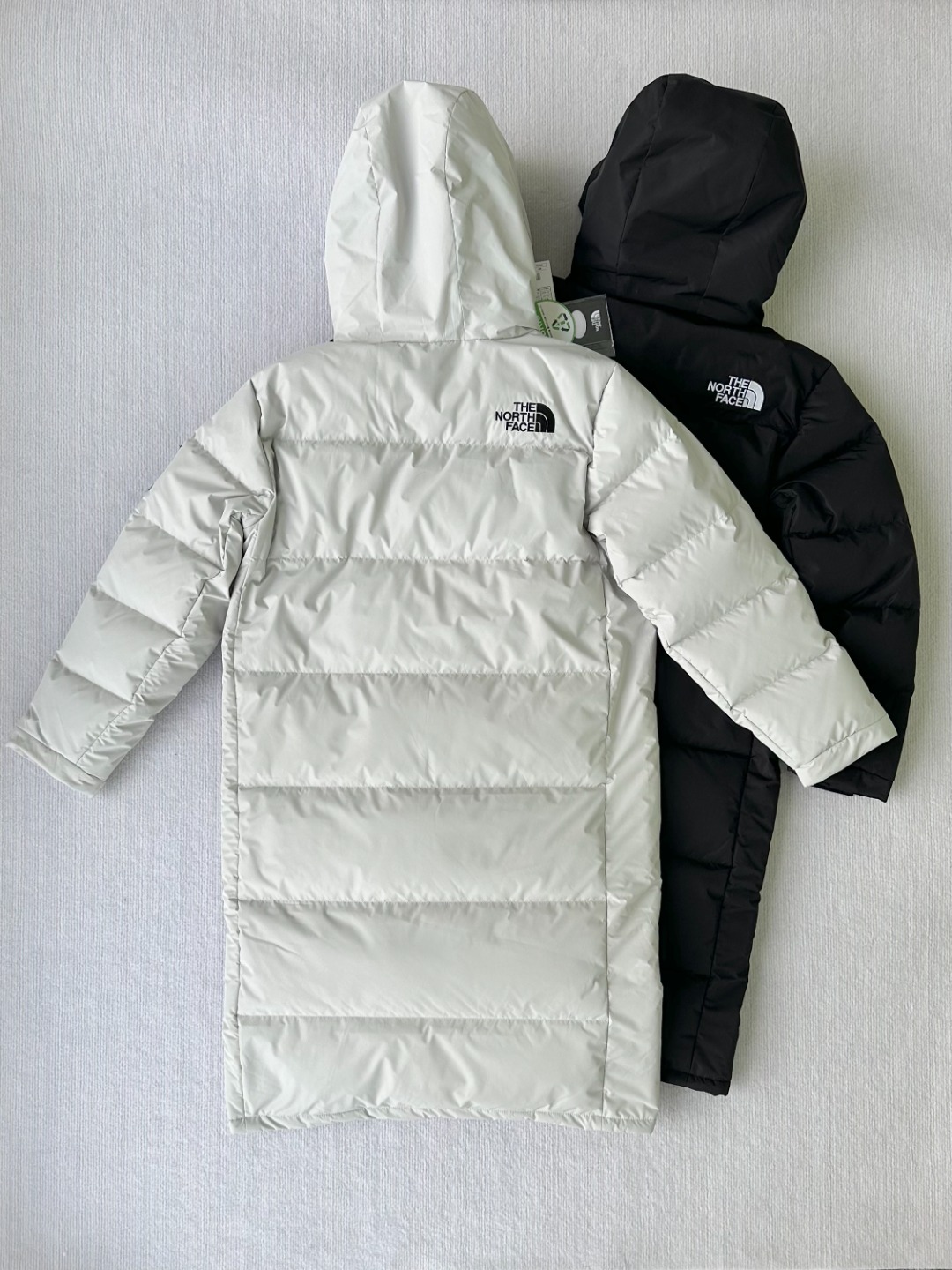 发315
北~面韩国官网~主打 NEVER STOP EXPLORING旗舰系列长款羽绒服 旗舰长款羽绒服
TNF 北面韩国官网主打 NEVER STOP EXPLORING旗舰系列长款羽绒服!
威富公司订单,全部出口韩国柜子!
原价399000韩元,折合人民币2379块!非常高端的旗舰系列,生命不息 探索不止!!!冬天除了被窝其他地方都是远方!!!让你隔绝寒冷的最强单品!挑战极地风寒!零下四十度完全没有问题!
加长版型 裁剪非常花心思,情侣搭配起来感觉可以炸掉一条街!经典简约风 工装大口袋设计 全部都是立体口袋哦!休闲连帽设计
高端户外防风防水面料,高强度防风防水十级水压!不管是什么样的恶劣天气随便造!大身采用高密度GORE材质 镀膜来的哦!科技EPTFE涂层镀膜!相信我 不管是手感 还是穿着的舒适感这种面料必须是**的!非常的细腻 顺滑挺括 而且舒适感还非常的好!
内里填充80%白鸭绒+10%白羽毛+10%棉!800蓬松度!!强大!保暖效果 完全可以挑战任何低温地区,这款羽绒服 绝壁没有丝毫的跑绒现象!!!
此款羽绒服极地御寒,胸前北面小Logo经典款式!手臂logo设计!袖口魔术贴设计!让衣服增加亮点!北面Logo,让人一眼就看出衣服的与众不同!背后还有同款刺绣Logo,标志性强烈!
黑色 白色