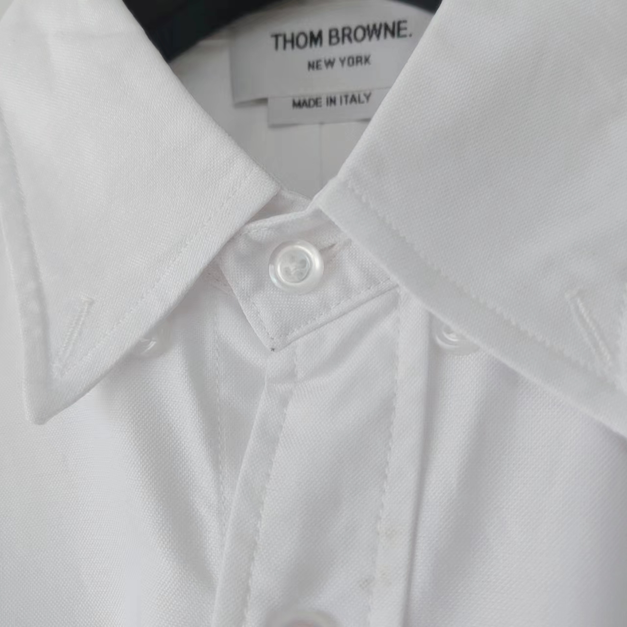 细节图 THOM BROWNE 汤姆布朗.单袖刺绣小动物环绕图案牛津纺短袖衬衫