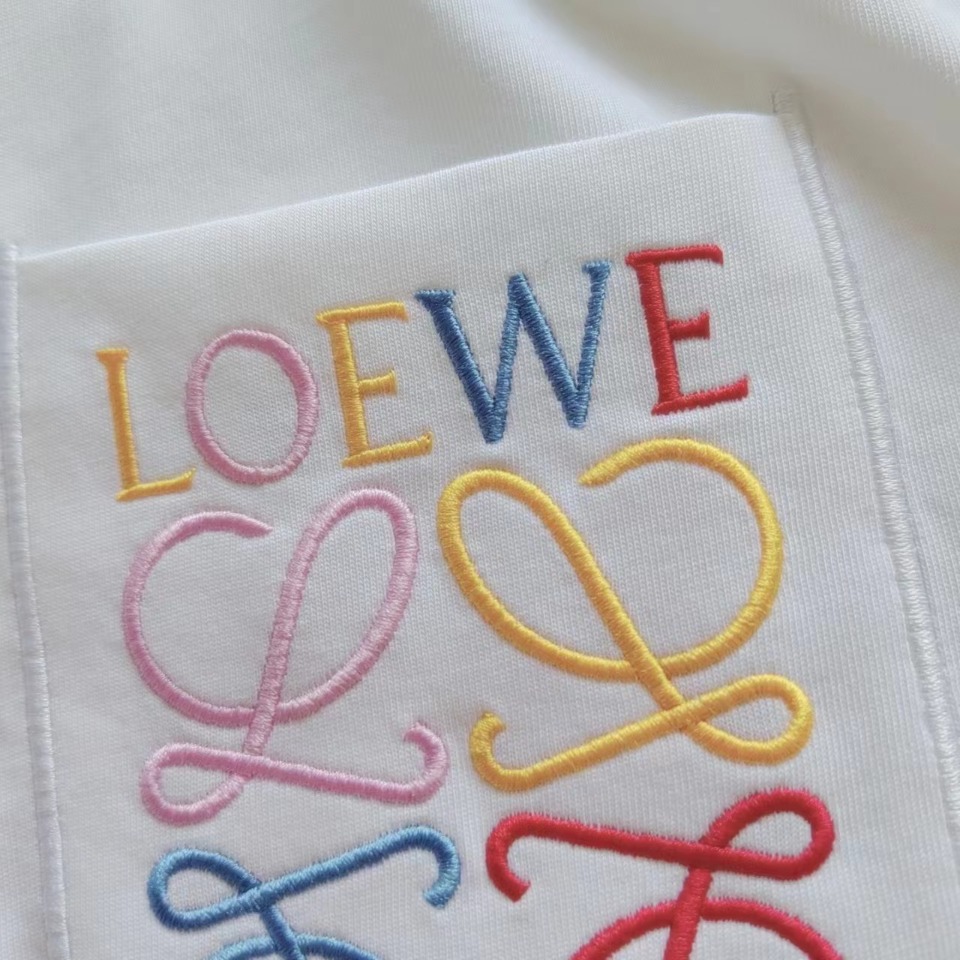 实拍细节图 LOEWE 罗意威 口袋彩虹色刺绣 Logo精致升级