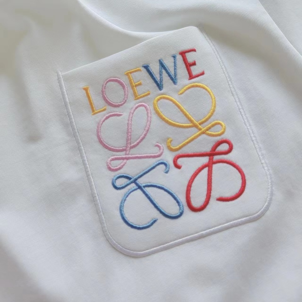 实拍细节图 LOEWE 罗意威 口袋彩虹色刺绣 Logo精致升级