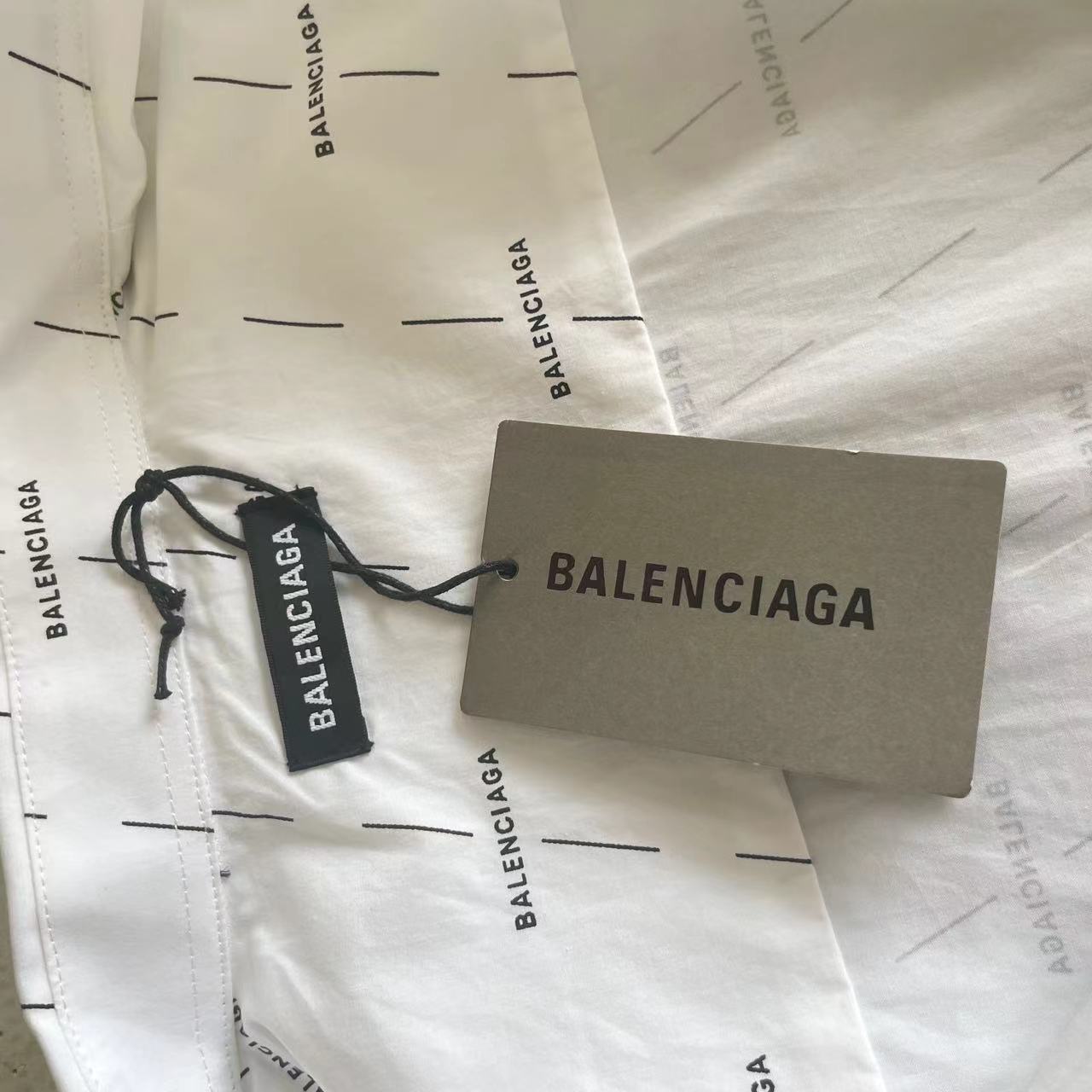 实拍细节图+尺码表 Balenciaga 巴黎世家全身字母满印府绸薄款长袖宽松衬衫