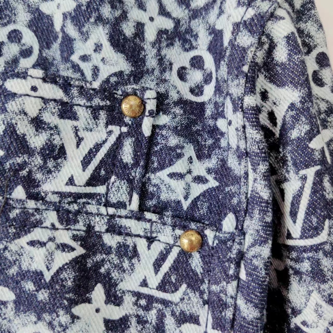 实拍细节图+细节图 Louis Vuitton/路易威登 23Fw 满印扎染波光老花牛仔工装夹克