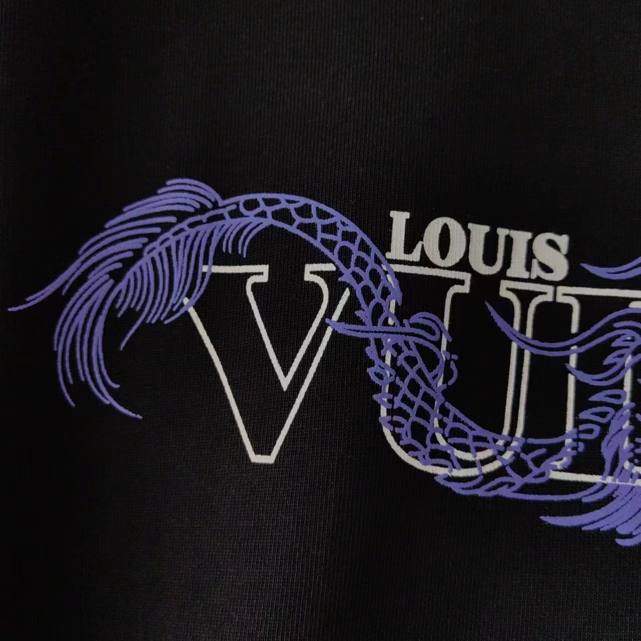 新款上新 P150 实拍细节图 +尺码表 Louis Vuitton/路易威登 龙年限定LOGO依附神龙植绒发泡印短袖T恤