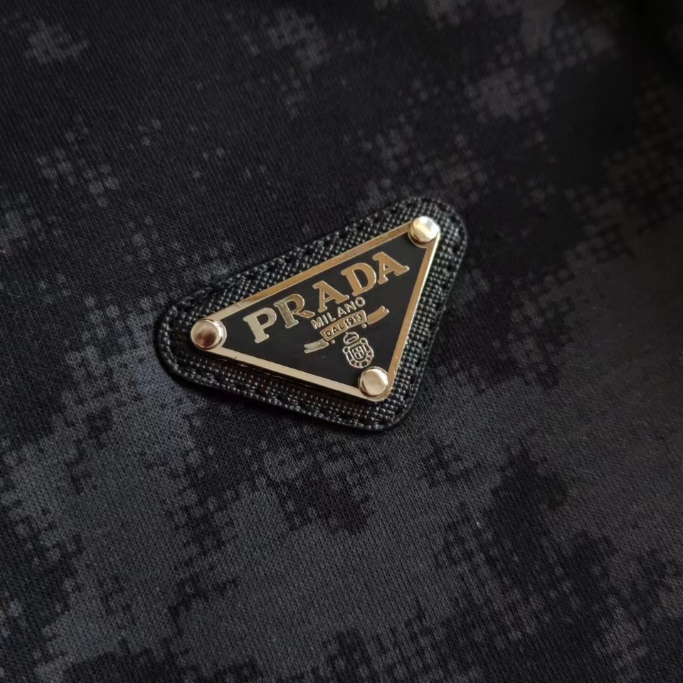 实拍细节图+尺码表 PRADA 普拉达 前后金属三角标LoGO标识短裤