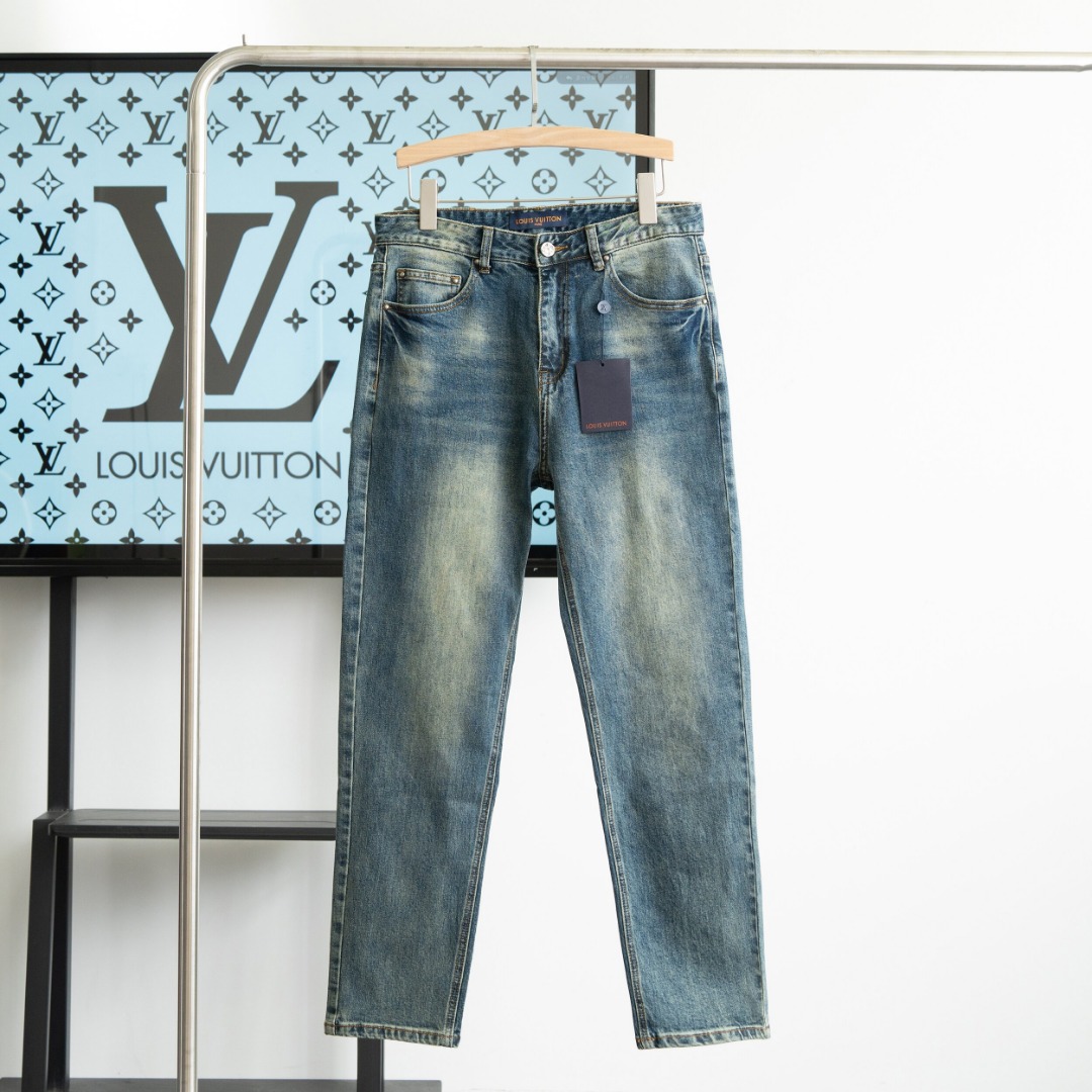 P225 Los nuevos jeans LV son muy cómodos de llevar en la parte superior del cuerpo. Son discretos pero lujosos. ¡Se ven…