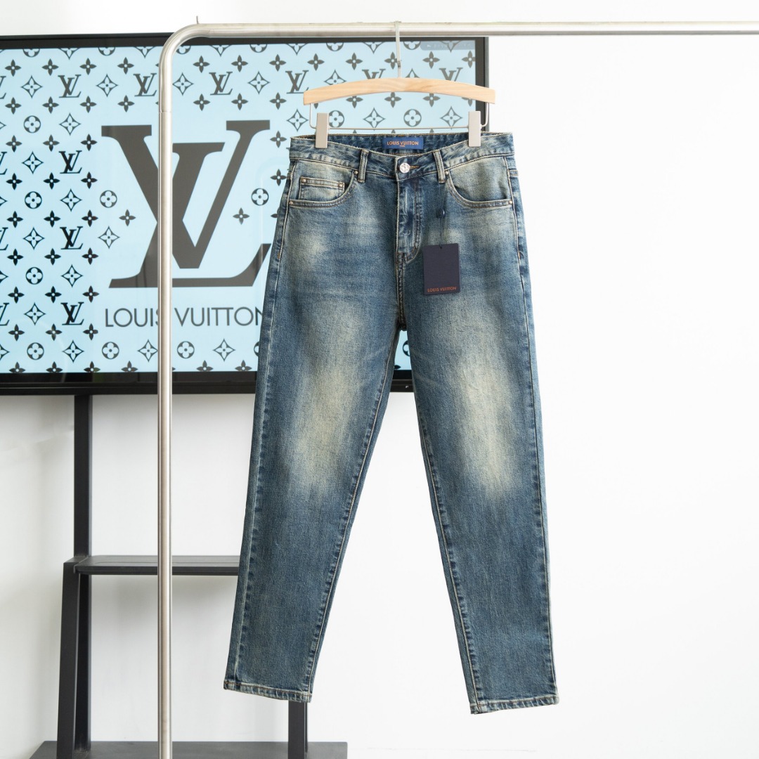 P225 Los nuevos jeans LV son muy cómodos de llevar en la parte superior del cuerpo. Son discretos pero lujosos. ¡Se ven…
