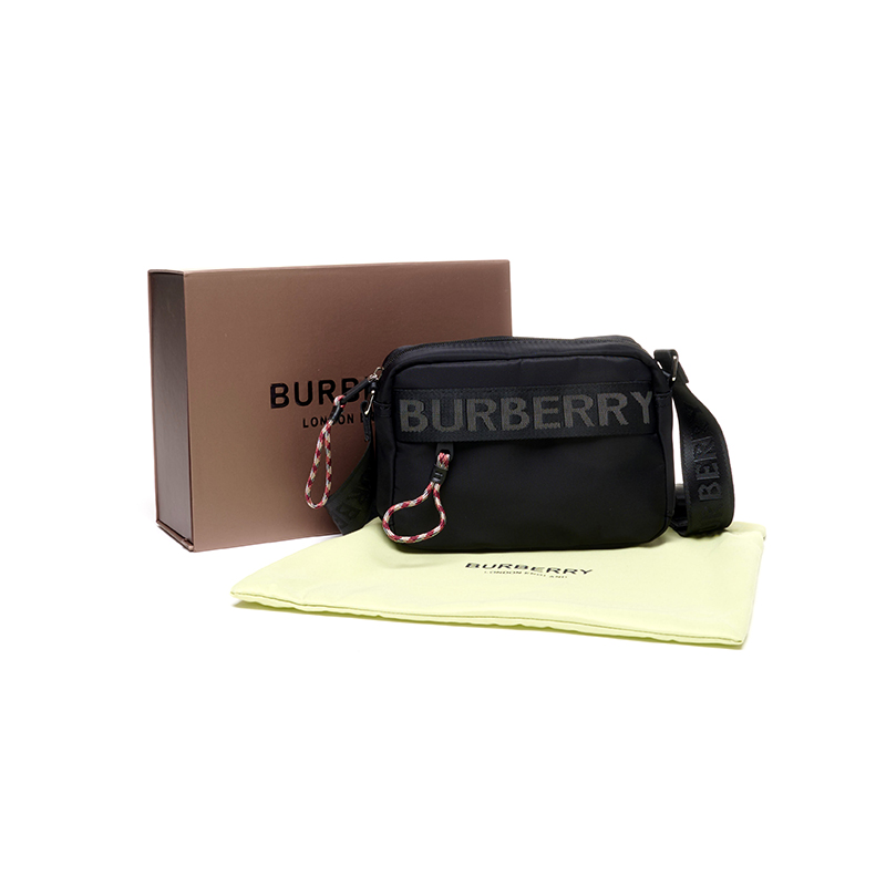 零售💰320 BURBERRY 巴宝莉 徽标logo相机包 n- 全套礼盒包装 n- 搭配考究皮革边饰 n- 装饰提花精纺品牌字母徽标 n- 设有可调式网纹尼龙背带 n- 缔造斜背或肩背造型n- 尺寸：22*11*16cm 编码：by3936020-运动鞋