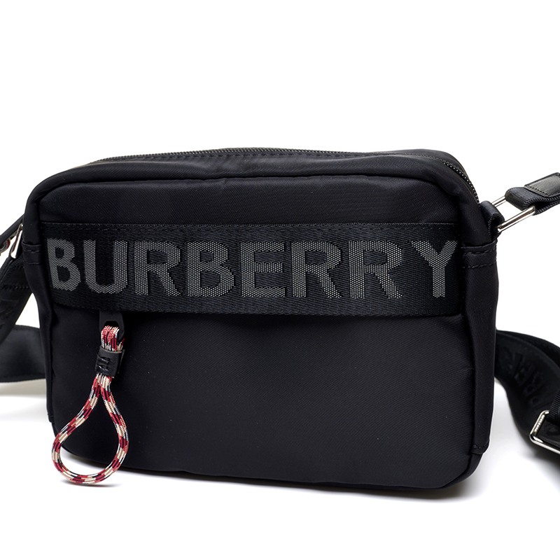 图片[8]-零售💰320 BURBERRY 巴宝莉 徽标logo相机包 n- 全套礼盒包装 n- 搭配考究皮革边饰 n- 装饰提花精纺品牌字母徽标 n- 设有可调式网纹尼龙背带 n- 缔造斜背或肩背造型n- 尺寸：22*11*16cm 编码：by3936020-运动鞋