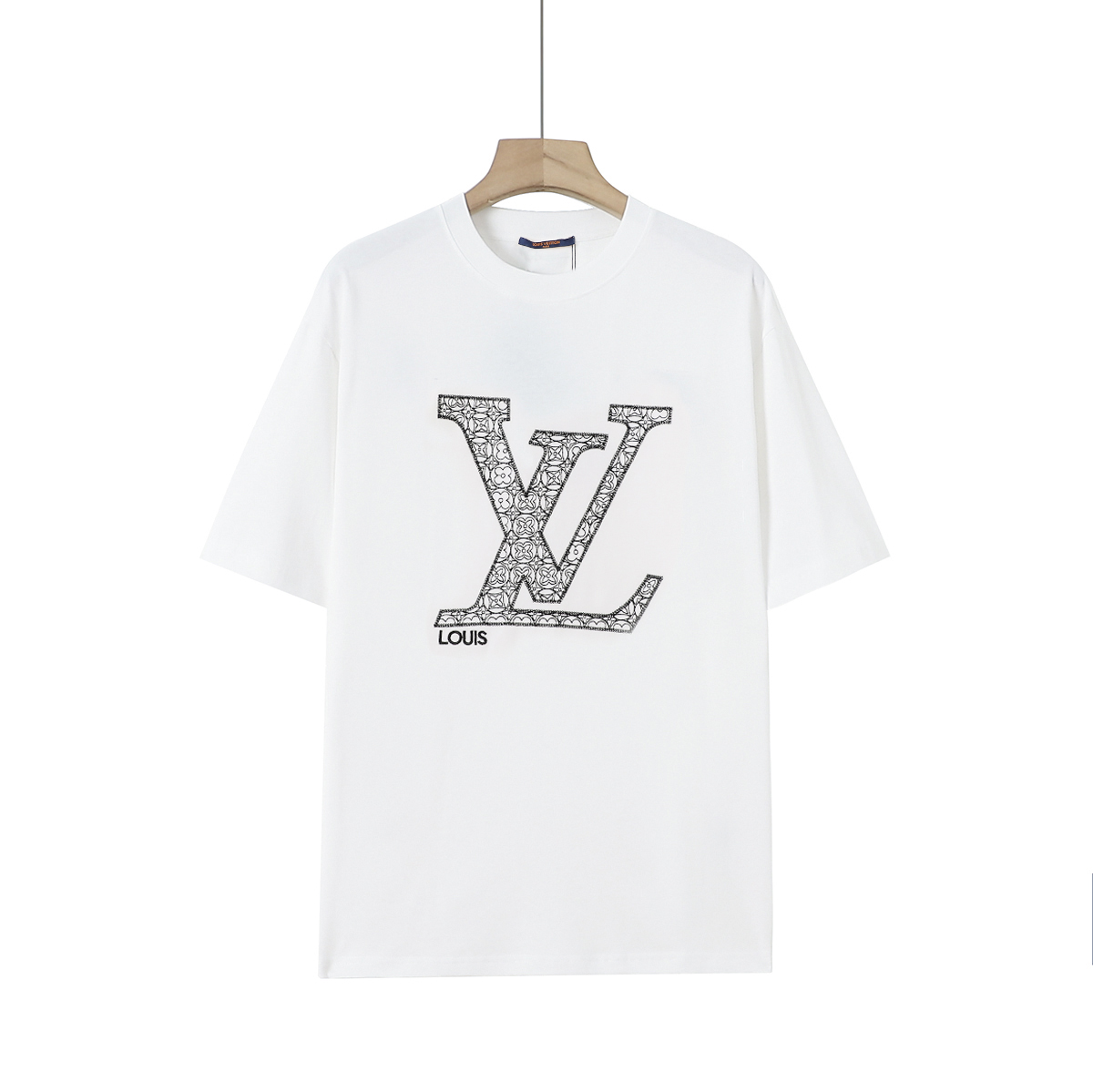 💰115 顶级版本
LV 路易威登短袖T恤
胸口经典大刺绣字母图案280g精梳紧密棉盖棉 宽松版型设计
采用24支的特纺紧密棉纱线织造而成织造工艺要求较高需要使用先进的织机和高品质的原材料特纺紧密棉具有很多优点如柔软舒适、透气性好、抗皱性强、耐用性好等;具有更加紧密、柔软、细腻的质地和手感
颜色:黑色 白色
码数:S~XL
S:肩宽48.5 衣长69 胸围52 160-170 120斤左右
M:肩宽50.5 衣长71 胸围55 165-175 145斤左右
L:肩宽52.5 衣长73 胸围58 170-180 170斤左右
XL:肩宽54.5 衣长75 胸围61 175-185 190斤左右
手工测量1-3厘米误差属于正常