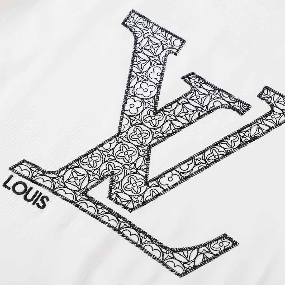💰115 顶级版本
LV 路易威登短袖T恤
胸口经典大刺绣字母图案280g精梳紧密棉盖棉 宽松版型设计
采用24支的特纺紧密棉纱线织造而成织造工艺要求较高需要使用先进的织机和高品质的原材料特纺紧密棉具有很多优点如柔软舒适、透气性好、抗皱性强、耐用性好等;具有更加紧密、柔软、细腻的质地和手感
颜色:黑色 白色
码数:S~XL
S:肩宽48.5 衣长69 胸围52 160-170 120斤左右
M:肩宽50.5 衣长71 胸围55 165-175 145斤左右
L:肩宽52.5 衣长73 胸围58 170-180 170斤左右
XL:肩宽54.5 衣长75 胸围61 175-185 190斤左右
手工测量1-3厘米误差属于正常