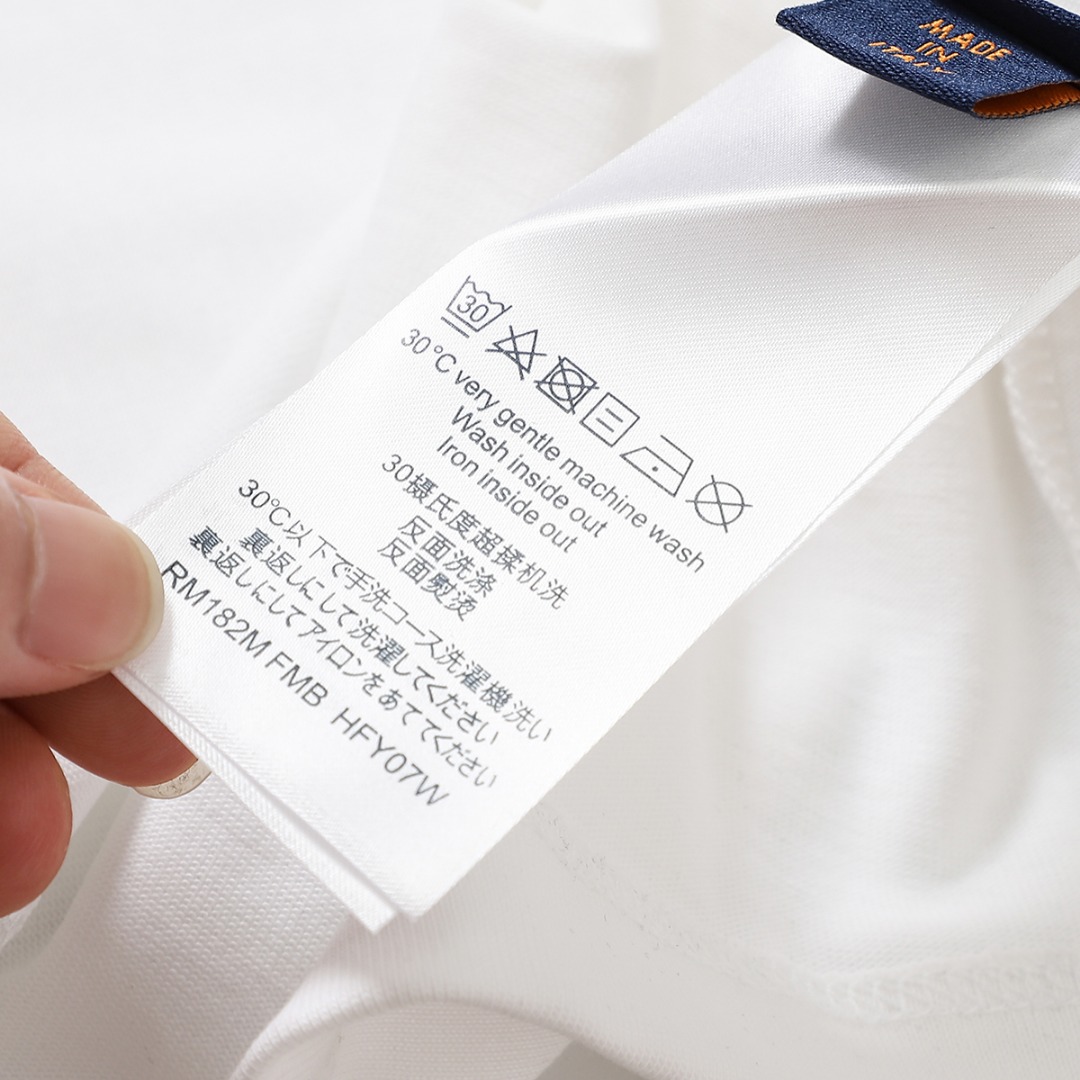 💰115 顶级版本
LV 路易威登短袖T恤
胸口经典大刺绣字母图案280g精梳紧密棉盖棉 宽松版型设计
采用24支的特纺紧密棉纱线织造而成织造工艺要求较高需要使用先进的织机和高品质的原材料特纺紧密棉具有很多优点如柔软舒适、透气性好、抗皱性强、耐用性好等;具有更加紧密、柔软、细腻的质地和手感
颜色:黑色 白色
码数:S~XL
S:肩宽48.5 衣长69 胸围52 160-170 120斤左右
M:肩宽50.5 衣长71 胸围55 165-175 145斤左右
L:肩宽52.5 衣长73 胸围58 170-180 170斤左右
XL:肩宽54.5 衣长75 胸围61 175-185 190斤左右
手工测量1-3厘米误差属于正常