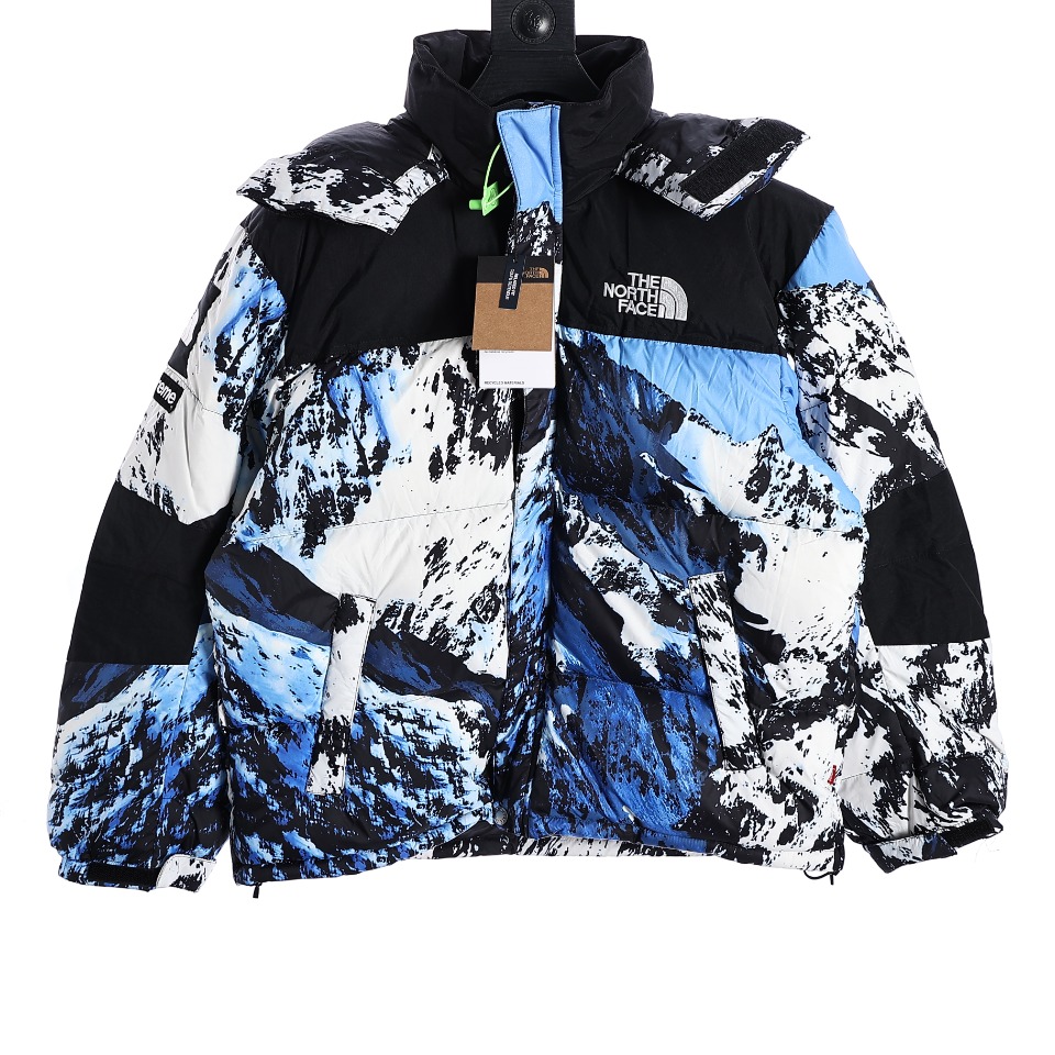 CX专供 独家纯原 羽绒服 【北面】 Supreme 联名The North Face Mountain Baltoro Jacket Blue/White TNF 北面雪山羽绒服 级别：纯正S+The North Face"的字面含义为山的最寒冷、最艰难一面。它也是The North Face"的产品能够发挥功能的地方。The North Face。一直致力支持去发现亲近自然。赞助探险家们去征服那些遥远的,人类尚不可触及的角落。The North Face"的标识,取自于美国Yosemite优胜美地国家公园内的半圆页山Half Dome,这也是等岩爱好者们擎爬花岗石的终极目标。◽️ 产品信息：◽️ 填充：RDS认证高品质95高蓬松鸭绒/克重400左右 因为随着尺码增加克重也会有所变化◽️ 面料：高密度户外轻度防水材料◽️ 拉链：YKK吉田ISO 9000品质顶级ZP拉链◽️ 内胆：340T高端羽绒服防跑绒材料简单叙述几个数据，以证雪山羽绒服的制作难度，让大家感受一下，对色：75处，五金：11处，辅料：全原版定制9处，不光是图案对色工作/五金/辅料/制作顺序都是研究透测了才开始量产 先后打版三十多件样板衣，终于在第34件样衣诞生时才感到自豪，还原度百分之99.98，面料，内胆，充绒百分百保证与原版一致，壁合拼接都非常细致，面料更是采用激光定位裁剪，所以不会任何不对位的地方，图案采用数码全幅面台版活性印，也就是以色列Kornit Paradigm933技术 俗称“八爪鱼”，耗费的全是金钱更是心血，不仅仅考虑喷涂相似度 同样重要的对位，门襟也要对位，这种印花比例非常讲究，达到正确比例才能够使印花和色彩饱和度达到原版效果，包括雪山上面那朵云，每件面料损耗达到30%～55%损耗，用心程度毋庸置疑，希望大家能够认同，这就是细节的诠释，再给大家一个市面从未提及的点，雪山面料是混合纤维 那么混合纤维四个字包含多少信息呢，需要在材料下面复合一层防水透气层，最后复合一层内衬 这就大大的提升了视觉上的质感，厚实度从而达到抗风抗皱保暖的效果，YKK定制拉链，耗费巨资对版开模定做，极其稀有，国内没几家能做出这么高难度的产品，可随处对比任何版本，拉链绝对不同，这才是正确版本，可以对版和检测，总的来说，我们研发的方向是内外兼修 。 Size:XS，S，M，L，XL，XXL