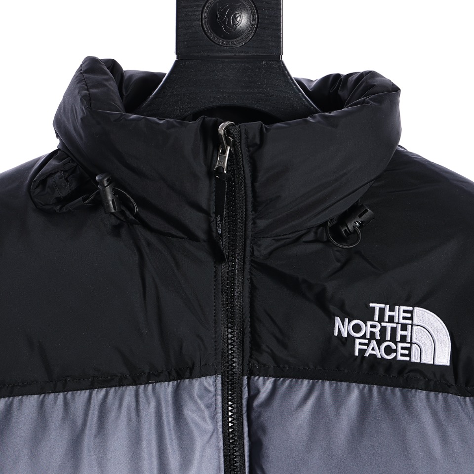CX专供 纯原订单
【北面】羽绒服 暗夜森林！
北面/THE NORTH FACE M • S1996 NOVELLTY
NUPTSE JACKKET 日照金山/暗夜森林羽绒服外套
2023年韩国首发顶级版本
面料：采用正品面料供应商同厂产品，设计利灵感采用暗夜森林照片满印全身，足不出户也能看到暗夜森林忧郁的美，面料采用高强度斜纹复合面料，防泼水工艺设计，大身采用数码直喷印花工艺，每个花型都要经绘稿师不断调试还原花型，前身、袖子全部为对位裁剪，花型印花无缝对接，后背下半部森林对位，充分还原。
羽绒：国标90 白鸭绒，做到最好的蓬松度，让羽绒真正的与皮肤无限接近，这样才能锁住更多热量达到保暖
工艺：采用成衣整件分格充绒工艺，使轻薄面料的羽绒服实现不跑绒
刺绣：采用进口田岛绣花机万针刺绣工艺，前后经典刺绣logo 立体 清晰 增强视觉层次感。 
五金：原代加工厂出品电镀五金，全部原厂定制，非市场各类复刻版
后领帽子可以在不使用的时候收进衣领，多功能处还体现在整件衣服可以缩放到下口袋里成一个小包状
尺码：XS-XXL