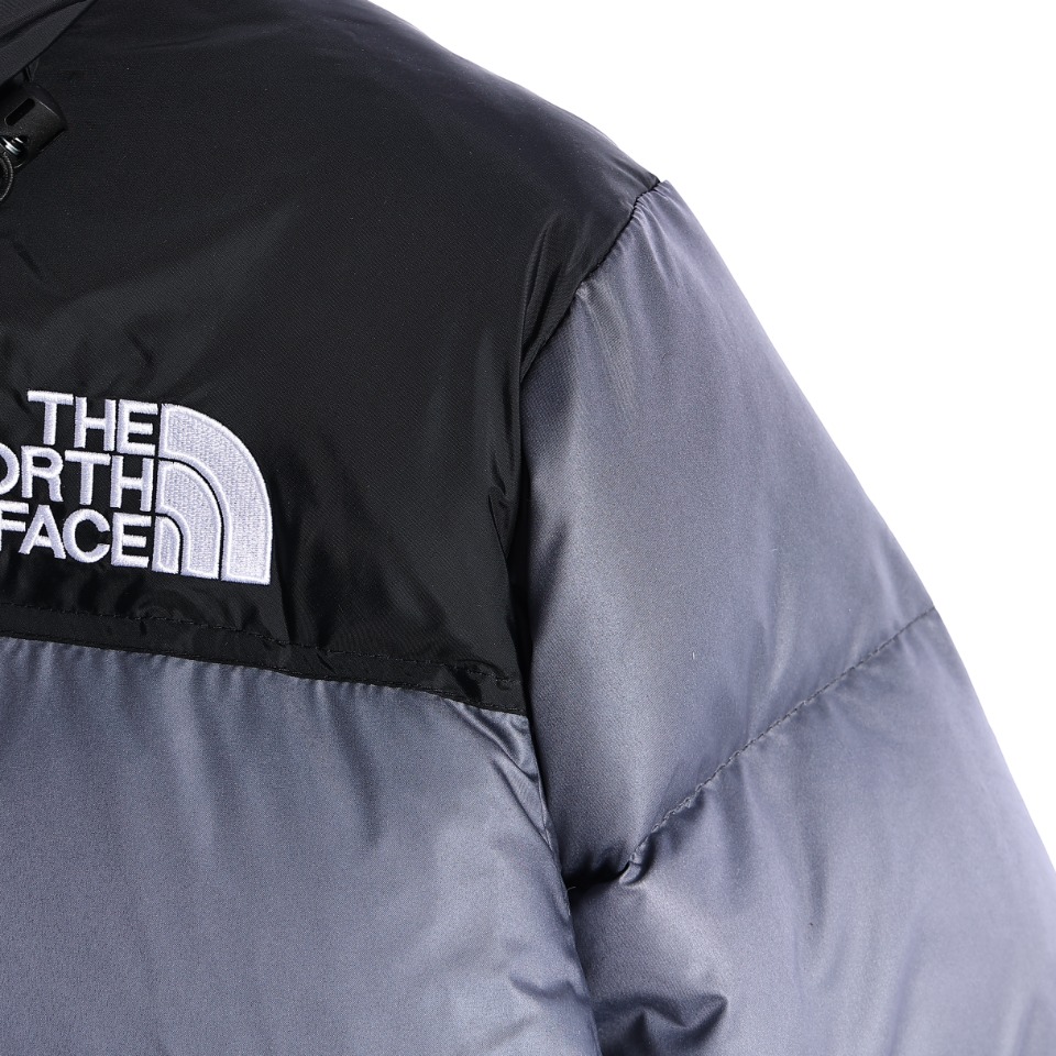 CX专供 纯原订单
【北面】羽绒服 暗夜森林！
北面/THE NORTH FACE M • S1996 NOVELLTY
NUPTSE JACKKET 日照金山/暗夜森林羽绒服外套
2023年韩国首发顶级版本
面料：采用正品面料供应商同厂产品，设计利灵感采用暗夜森林照片满印全身，足不出户也能看到暗夜森林忧郁的美，面料采用高强度斜纹复合面料，防泼水工艺设计，大身采用数码直喷印花工艺，每个花型都要经绘稿师不断调试还原花型，前身、袖子全部为对位裁剪，花型印花无缝对接，后背下半部森林对位，充分还原。
羽绒：国标90 白鸭绒，做到最好的蓬松度，让羽绒真正的与皮肤无限接近，这样才能锁住更多热量达到保暖
工艺：采用成衣整件分格充绒工艺，使轻薄面料的羽绒服实现不跑绒
刺绣：采用进口田岛绣花机万针刺绣工艺，前后经典刺绣logo 立体 清晰 增强视觉层次感。 
五金：原代加工厂出品电镀五金，全部原厂定制，非市场各类复刻版
后领帽子可以在不使用的时候收进衣领，多功能处还体现在整件衣服可以缩放到下口袋里成一个小包状
尺码：XS-XXL