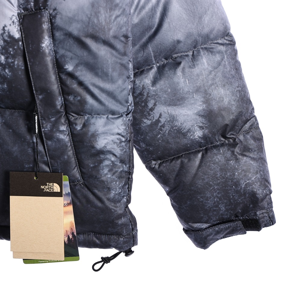 CX专供 纯原订单
【北面】羽绒服 暗夜森林！
北面/THE NORTH FACE M • S1996 NOVELLTY
NUPTSE JACKKET 日照金山/暗夜森林羽绒服外套
2023年韩国首发顶级版本
面料：采用正品面料供应商同厂产品，设计利灵感采用暗夜森林照片满印全身，足不出户也能看到暗夜森林忧郁的美，面料采用高强度斜纹复合面料，防泼水工艺设计，大身采用数码直喷印花工艺，每个花型都要经绘稿师不断调试还原花型，前身、袖子全部为对位裁剪，花型印花无缝对接，后背下半部森林对位，充分还原。
羽绒：国标90 白鸭绒，做到最好的蓬松度，让羽绒真正的与皮肤无限接近，这样才能锁住更多热量达到保暖
工艺：采用成衣整件分格充绒工艺，使轻薄面料的羽绒服实现不跑绒
刺绣：采用进口田岛绣花机万针刺绣工艺，前后经典刺绣logo 立体 清晰 增强视觉层次感。 
五金：原代加工厂出品电镀五金，全部原厂定制，非市场各类复刻版
后领帽子可以在不使用的时候收进衣领，多功能处还体现在整件衣服可以缩放到下口袋里成一个小包状
尺码：XS-XXL