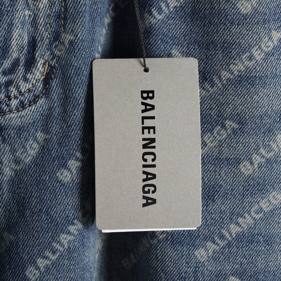 300 Balenciaga巴黎世家BLCG 24SS 字母满印牛仔长裤