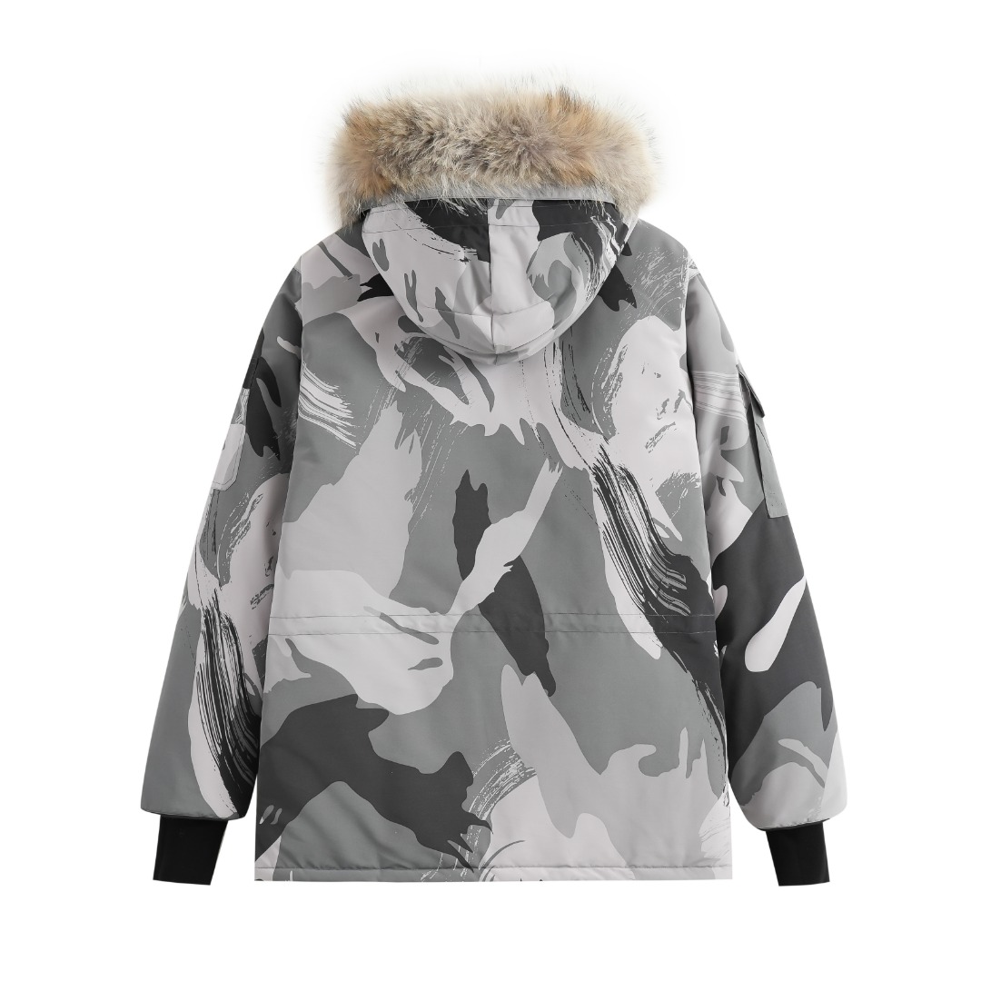 顶级版本💰P420 平面图 自家拍摄 同行请勿以次充好盗图！
款号：Y60-🇨🇦CANADA GOOES 24款新款08款/情侣款
工厂直供:供应全球代购.微商.实体.天猫.高端档口以及工作室合作，可免费代发！
加拿大鹅Expedition远征派克大衣08款男女同款，中长款，永恒中最经典款，南北极科考队等都选择加拿大鹅作为御寒装备，羽绒服界的劳斯莱斯。
➖ 行业领先防伪芯片感应。
➖ 进口百灵达绣花机定制绣花标，最高级别超行业领先。
➖ 进口韩国21支涤棉混纺原厂面料，TC85防水涂层面料，放水防风且耐磨。
➖ 新国标80白鸭绒平均充绒520克.充绒量行业级领先。
➖ 100%尼龙nylon里布双重双层封禁设计，防止跑绒，袖口无缝螺纹设计！
➖ 加拿大西部青狼毛领。
➖ 吉田YKK客供原厂定制电镀拉头，YKK双向可锁定拉链，紧实顺滑不掉漆。
➖ 3M复合魔术贴经久耐用，辅料五金全部拆版定做。
注:我们文案只有简单明了，与其想看吹嘘文案不如拿样对比了解。
只为最纯粹的大鹅，最专注·最专业·最高品质·最高性价比！
颜色：白色 红色 蓝色 灰色 迷彩 藏青 黑色 灰色黑标 粉色
SIZE:XS-XXL