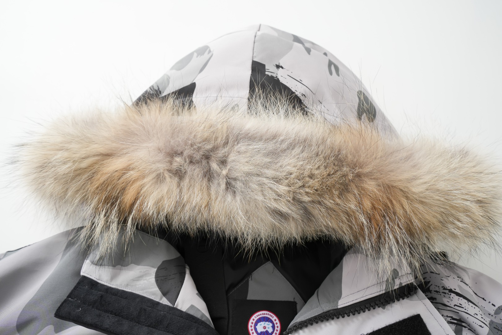 顶级版本💰P420 平面图 自家拍摄 同行请勿以次充好盗图！
款号：Y60-🇨🇦CANADA GOOES 24款新款08款/情侣款
工厂直供:供应全球代购.微商.实体.天猫.高端档口以及工作室合作，可免费代发！
加拿大鹅Expedition远征派克大衣08款男女同款，中长款，永恒中最经典款，南北极科考队等都选择加拿大鹅作为御寒装备，羽绒服界的劳斯莱斯。
➖ 行业领先防伪芯片感应。
➖ 进口百灵达绣花机定制绣花标，最高级别超行业领先。
➖ 进口韩国21支涤棉混纺原厂面料，TC85防水涂层面料，放水防风且耐磨。
➖ 新国标80白鸭绒平均充绒520克.充绒量行业级领先。
➖ 100%尼龙nylon里布双重双层封禁设计，防止跑绒，袖口无缝螺纹设计！
➖ 加拿大西部青狼毛领。
➖ 吉田YKK客供原厂定制电镀拉头，YKK双向可锁定拉链，紧实顺滑不掉漆。
➖ 3M复合魔术贴经久耐用，辅料五金全部拆版定做。
注:我们文案只有简单明了，与其想看吹嘘文案不如拿样对比了解。
只为最纯粹的大鹅，最专注·最专业·最高品质·最高性价比！
颜色：白色 红色 蓝色 灰色 迷彩 藏青 黑色 灰色黑标 粉色
SIZE:XS-XXL