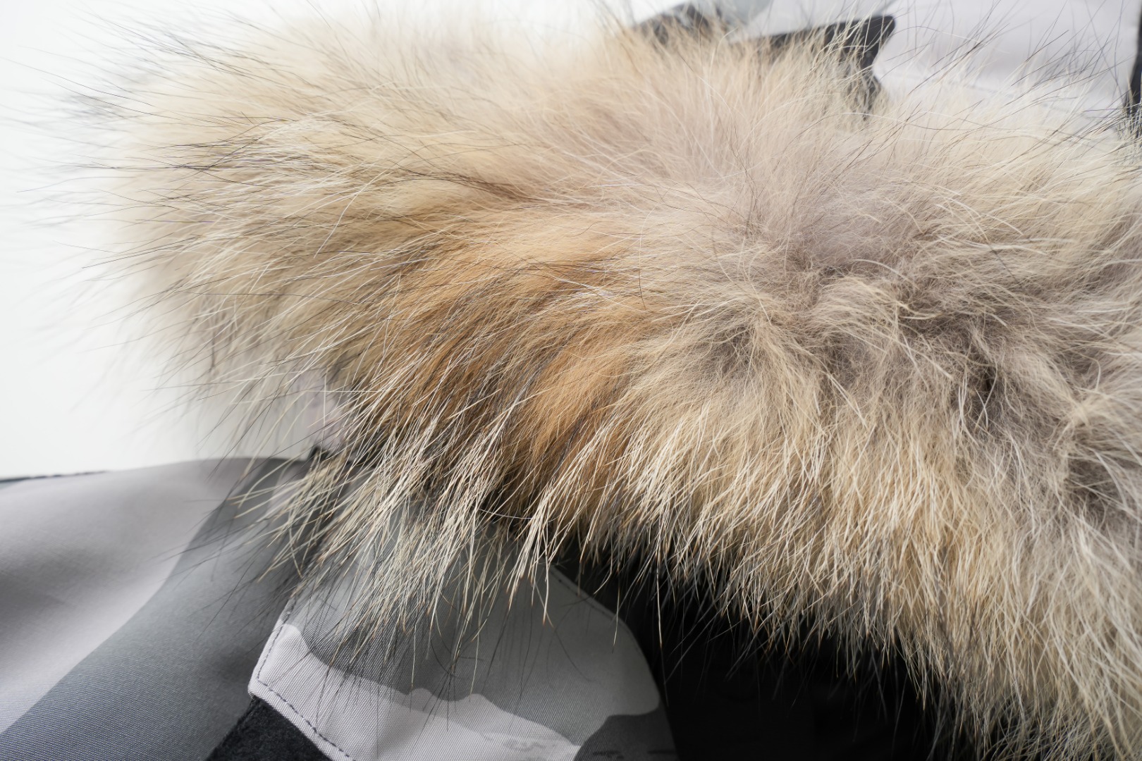 顶级版本💰P420 平面图 自家拍摄 同行请勿以次充好盗图！
款号：Y60-🇨🇦CANADA GOOES 24款新款08款/情侣款
工厂直供:供应全球代购.微商.实体.天猫.高端档口以及工作室合作，可免费代发！
加拿大鹅Expedition远征派克大衣08款男女同款，中长款，永恒中最经典款，南北极科考队等都选择加拿大鹅作为御寒装备，羽绒服界的劳斯莱斯。
➖ 行业领先防伪芯片感应。
➖ 进口百灵达绣花机定制绣花标，最高级别超行业领先。
➖ 进口韩国21支涤棉混纺原厂面料，TC85防水涂层面料，放水防风且耐磨。
➖ 新国标80白鸭绒平均充绒520克.充绒量行业级领先。
➖ 100%尼龙nylon里布双重双层封禁设计，防止跑绒，袖口无缝螺纹设计！
➖ 加拿大西部青狼毛领。
➖ 吉田YKK客供原厂定制电镀拉头，YKK双向可锁定拉链，紧实顺滑不掉漆。
➖ 3M复合魔术贴经久耐用，辅料五金全部拆版定做。
注:我们文案只有简单明了，与其想看吹嘘文案不如拿样对比了解。
只为最纯粹的大鹅，最专注·最专业·最高品质·最高性价比！
颜色：白色 红色 蓝色 灰色 迷彩 藏青 黑色 灰色黑标 粉色
SIZE:XS-XXL