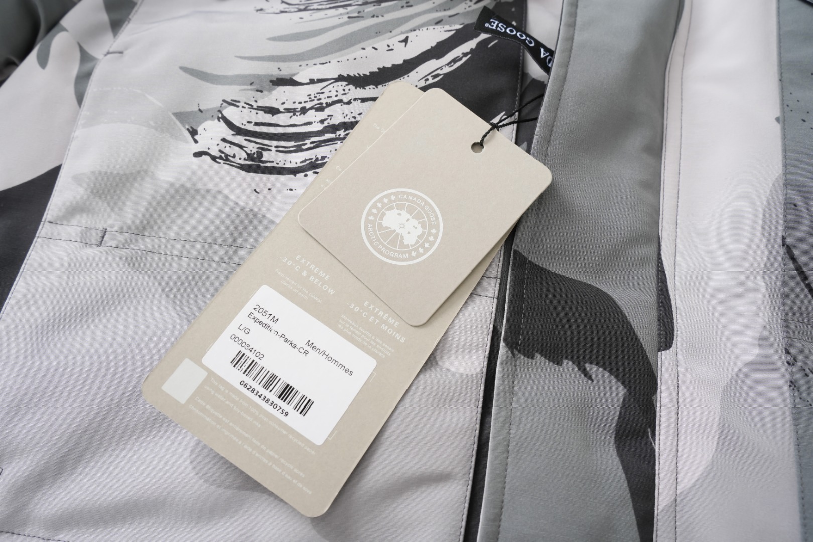 顶级版本💰P420 平面图 自家拍摄 同行请勿以次充好盗图！
款号：Y60-🇨🇦CANADA GOOES 24款新款08款/情侣款
工厂直供:供应全球代购.微商.实体.天猫.高端档口以及工作室合作，可免费代发！
加拿大鹅Expedition远征派克大衣08款男女同款，中长款，永恒中最经典款，南北极科考队等都选择加拿大鹅作为御寒装备，羽绒服界的劳斯莱斯。
➖ 行业领先防伪芯片感应。
➖ 进口百灵达绣花机定制绣花标，最高级别超行业领先。
➖ 进口韩国21支涤棉混纺原厂面料，TC85防水涂层面料，放水防风且耐磨。
➖ 新国标80白鸭绒平均充绒520克.充绒量行业级领先。
➖ 100%尼龙nylon里布双重双层封禁设计，防止跑绒，袖口无缝螺纹设计！
➖ 加拿大西部青狼毛领。
➖ 吉田YKK客供原厂定制电镀拉头，YKK双向可锁定拉链，紧实顺滑不掉漆。
➖ 3M复合魔术贴经久耐用，辅料五金全部拆版定做。
注:我们文案只有简单明了，与其想看吹嘘文案不如拿样对比了解。
只为最纯粹的大鹅，最专注·最专业·最高品质·最高性价比！
颜色：白色 红色 蓝色 灰色 迷彩 藏青 黑色 灰色黑标 粉色
SIZE:XS-XXL