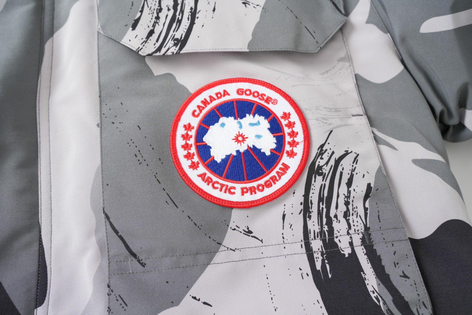 顶级版本💰P420 平面图 自家拍摄 同行请勿以次充好盗图！
款号：Y60-🇨🇦CANADA GOOES 24款新款08款/情侣款
工厂直供:供应全球代购.微商.实体.天猫.高端档口以及工作室合作，可免费代发！
加拿大鹅Expedition远征派克大衣08款男女同款，中长款，永恒中最经典款，南北极科考队等都选择加拿大鹅作为御寒装备，羽绒服界的劳斯莱斯。
➖ 行业领先防伪芯片感应。
➖ 进口百灵达绣花机定制绣花标，最高级别超行业领先。
➖ 进口韩国21支涤棉混纺原厂面料，TC85防水涂层面料，放水防风且耐磨。
➖ 新国标80白鸭绒平均充绒520克.充绒量行业级领先。
➖ 100%尼龙nylon里布双重双层封禁设计，防止跑绒，袖口无缝螺纹设计！
➖ 加拿大西部青狼毛领。
➖ 吉田YKK客供原厂定制电镀拉头，YKK双向可锁定拉链，紧实顺滑不掉漆。
➖ 3M复合魔术贴经久耐用，辅料五金全部拆版定做。
注:我们文案只有简单明了，与其想看吹嘘文案不如拿样对比了解。
只为最纯粹的大鹅，最专注·最专业·最高品质·最高性价比！
颜色：白色 红色 蓝色 灰色 迷彩 藏青 黑色 灰色黑标 粉色
SIZE:XS-XXL