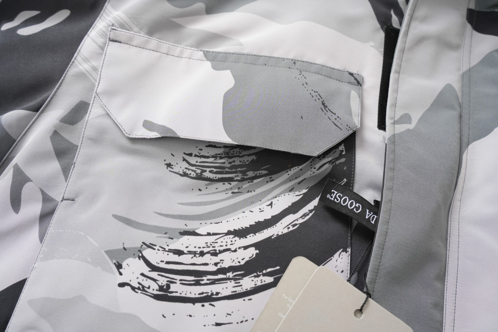 顶级版本💰P420 平面图 自家拍摄 同行请勿以次充好盗图！
款号：Y60-🇨🇦CANADA GOOES 24款新款08款/情侣款
工厂直供:供应全球代购.微商.实体.天猫.高端档口以及工作室合作，可免费代发！
加拿大鹅Expedition远征派克大衣08款男女同款，中长款，永恒中最经典款，南北极科考队等都选择加拿大鹅作为御寒装备，羽绒服界的劳斯莱斯。
➖ 行业领先防伪芯片感应。
➖ 进口百灵达绣花机定制绣花标，最高级别超行业领先。
➖ 进口韩国21支涤棉混纺原厂面料，TC85防水涂层面料，放水防风且耐磨。
➖ 新国标80白鸭绒平均充绒520克.充绒量行业级领先。
➖ 100%尼龙nylon里布双重双层封禁设计，防止跑绒，袖口无缝螺纹设计！
➖ 加拿大西部青狼毛领。
➖ 吉田YKK客供原厂定制电镀拉头，YKK双向可锁定拉链，紧实顺滑不掉漆。
➖ 3M复合魔术贴经久耐用，辅料五金全部拆版定做。
注:我们文案只有简单明了，与其想看吹嘘文案不如拿样对比了解。
只为最纯粹的大鹅，最专注·最专业·最高品质·最高性价比！
颜色：白色 红色 蓝色 灰色 迷彩 藏青 黑色 灰色黑标 粉色
SIZE:XS-XXL