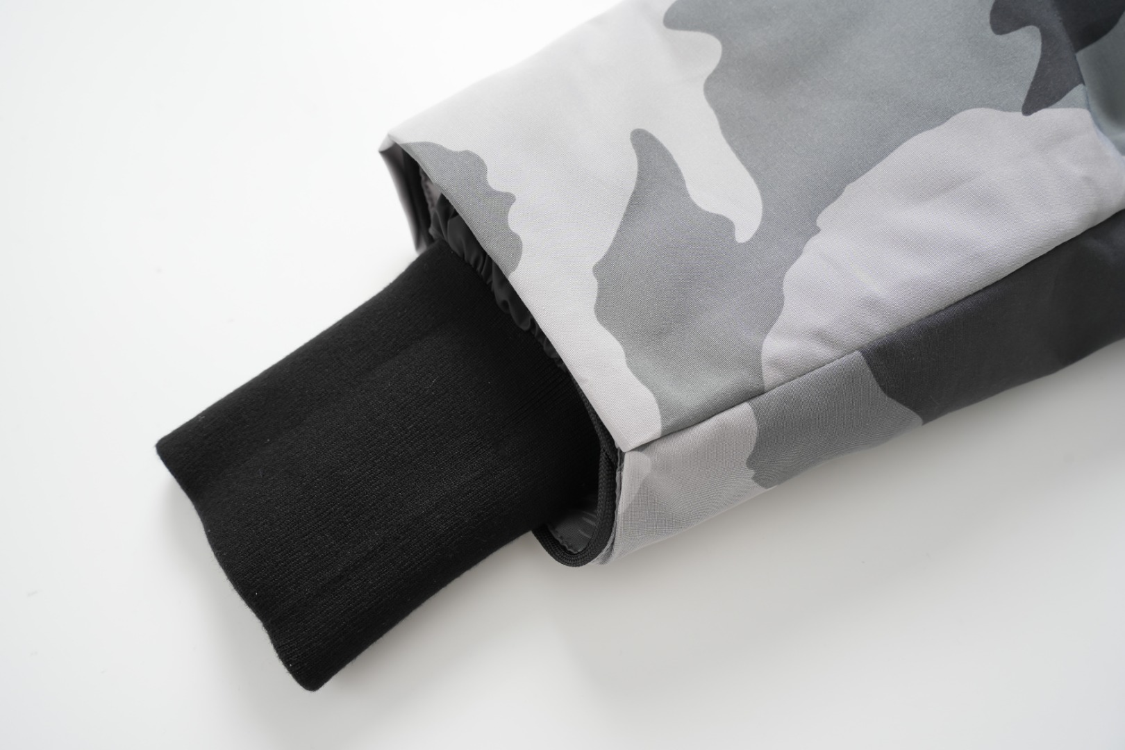 顶级版本💰P420 平面图 自家拍摄 同行请勿以次充好盗图！
款号：Y60-🇨🇦CANADA GOOES 24款新款08款/情侣款
工厂直供:供应全球代购.微商.实体.天猫.高端档口以及工作室合作，可免费代发！
加拿大鹅Expedition远征派克大衣08款男女同款，中长款，永恒中最经典款，南北极科考队等都选择加拿大鹅作为御寒装备，羽绒服界的劳斯莱斯。
➖ 行业领先防伪芯片感应。
➖ 进口百灵达绣花机定制绣花标，最高级别超行业领先。
➖ 进口韩国21支涤棉混纺原厂面料，TC85防水涂层面料，放水防风且耐磨。
➖ 新国标80白鸭绒平均充绒520克.充绒量行业级领先。
➖ 100%尼龙nylon里布双重双层封禁设计，防止跑绒，袖口无缝螺纹设计！
➖ 加拿大西部青狼毛领。
➖ 吉田YKK客供原厂定制电镀拉头，YKK双向可锁定拉链，紧实顺滑不掉漆。
➖ 3M复合魔术贴经久耐用，辅料五金全部拆版定做。
注:我们文案只有简单明了，与其想看吹嘘文案不如拿样对比了解。
只为最纯粹的大鹅，最专注·最专业·最高品质·最高性价比！
颜色：白色 红色 蓝色 灰色 迷彩 藏青 黑色 灰色黑标 粉色
SIZE:XS-XXL