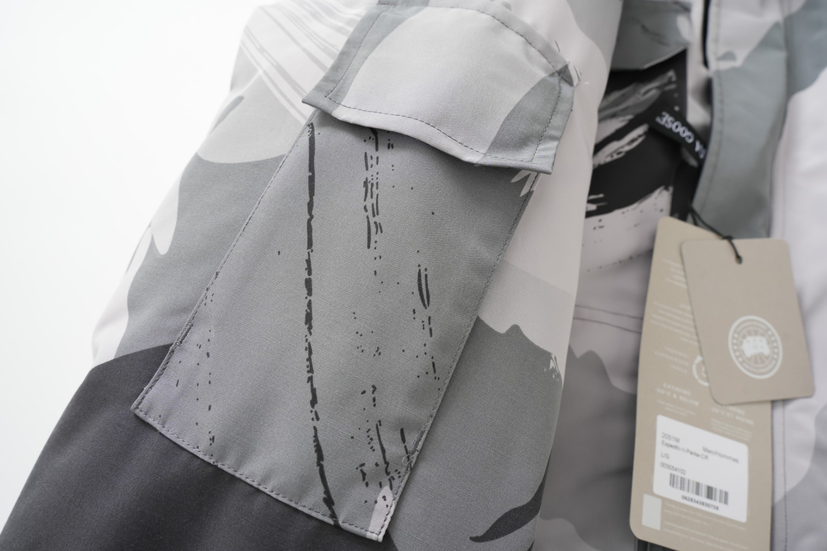 顶级版本💰P420 平面图 自家拍摄 同行请勿以次充好盗图！
款号：Y60-🇨🇦CANADA GOOES 24款新款08款/情侣款
工厂直供:供应全球代购.微商.实体.天猫.高端档口以及工作室合作，可免费代发！
加拿大鹅Expedition远征派克大衣08款男女同款，中长款，永恒中最经典款，南北极科考队等都选择加拿大鹅作为御寒装备，羽绒服界的劳斯莱斯。
➖ 行业领先防伪芯片感应。
➖ 进口百灵达绣花机定制绣花标，最高级别超行业领先。
➖ 进口韩国21支涤棉混纺原厂面料，TC85防水涂层面料，放水防风且耐磨。
➖ 新国标80白鸭绒平均充绒520克.充绒量行业级领先。
➖ 100%尼龙nylon里布双重双层封禁设计，防止跑绒，袖口无缝螺纹设计！
➖ 加拿大西部青狼毛领。
➖ 吉田YKK客供原厂定制电镀拉头，YKK双向可锁定拉链，紧实顺滑不掉漆。
➖ 3M复合魔术贴经久耐用，辅料五金全部拆版定做。
注:我们文案只有简单明了，与其想看吹嘘文案不如拿样对比了解。
只为最纯粹的大鹅，最专注·最专业·最高品质·最高性价比！
颜色：白色 红色 蓝色 灰色 迷彩 藏青 黑色 灰色黑标 粉色
SIZE:XS-XXL